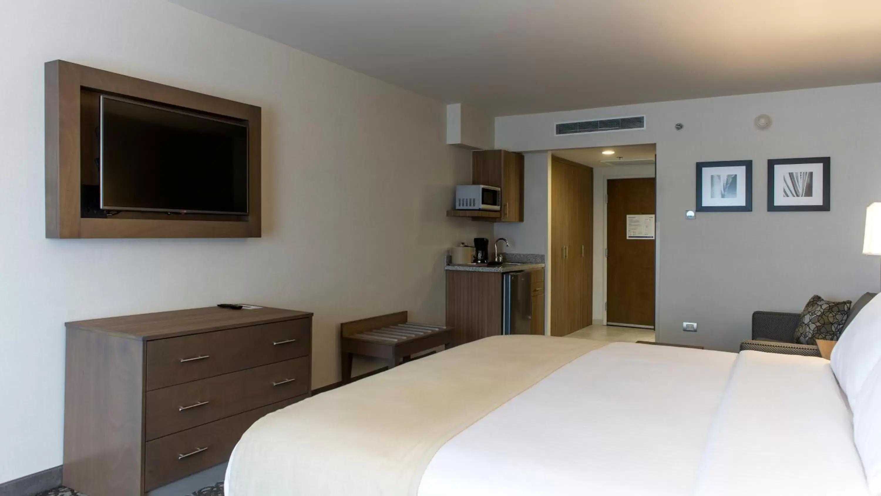 Bed in Holiday Inn Express & Suites Chihuahua Juventud, an IHG Hotel