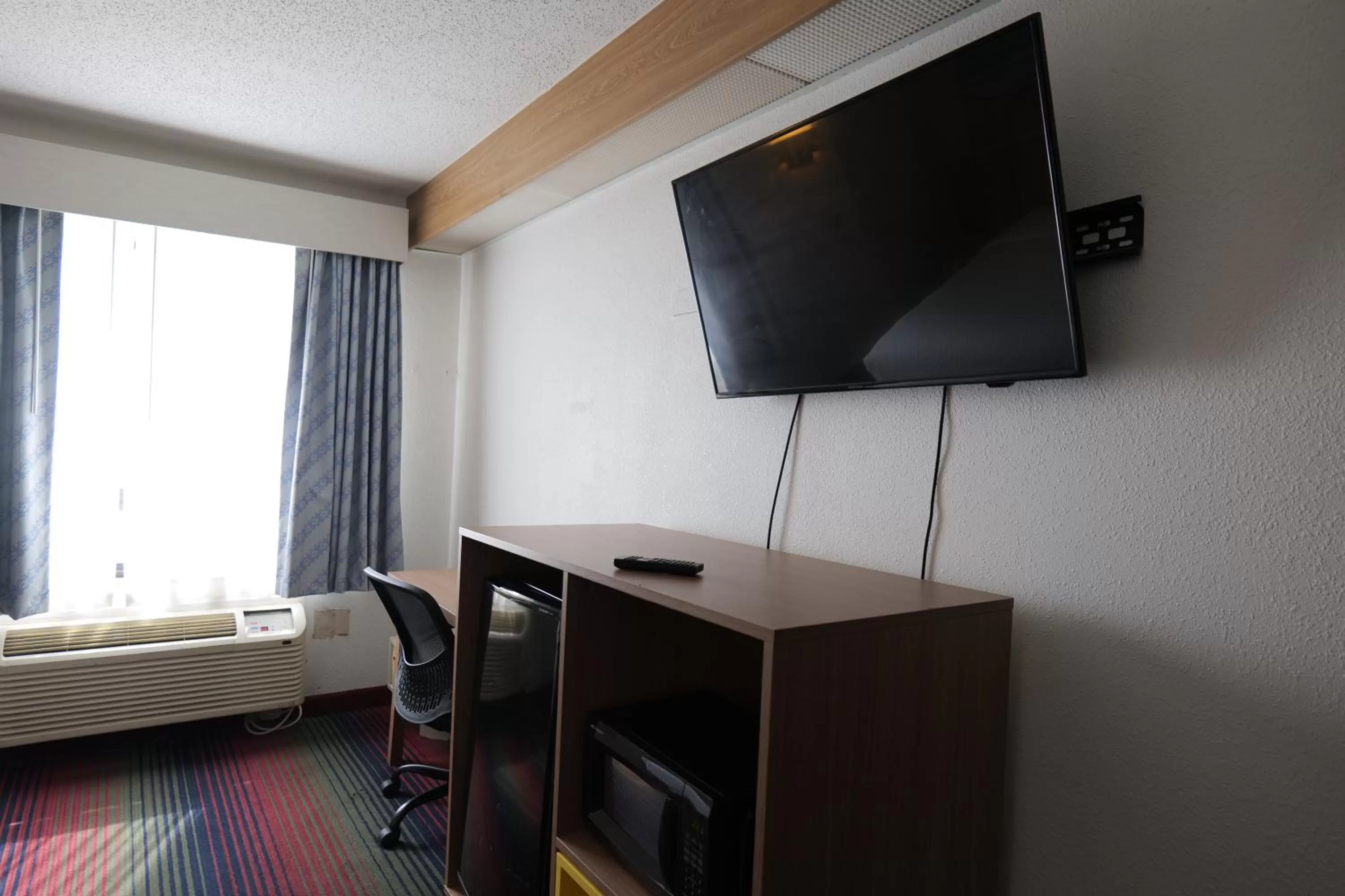 TV and multimedia, Bed in Days Inn by Wyndham Flint/Bishop International Airport
