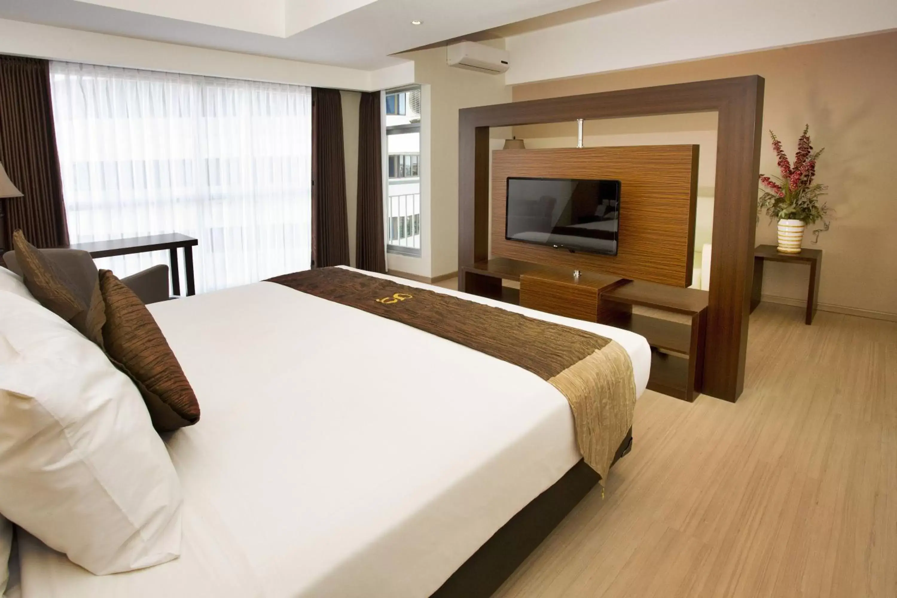 Communal lounge/ TV room, Bed in Hotel Gunawangsa MERR