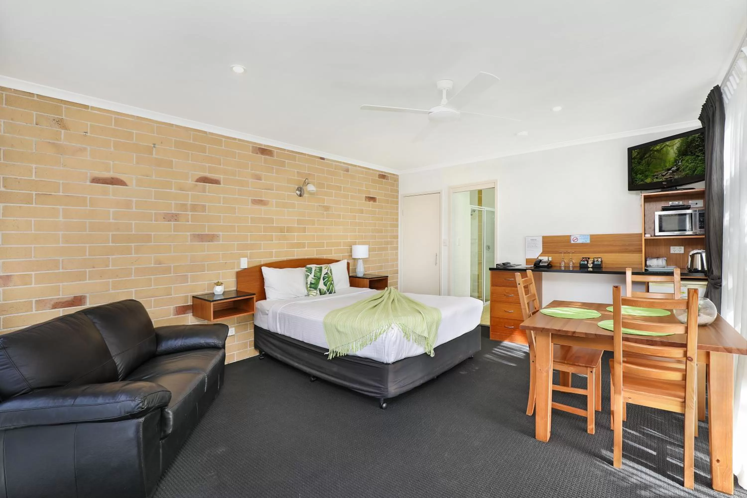 Shower, Bed in Caboolture Riverlakes Boutique Motel