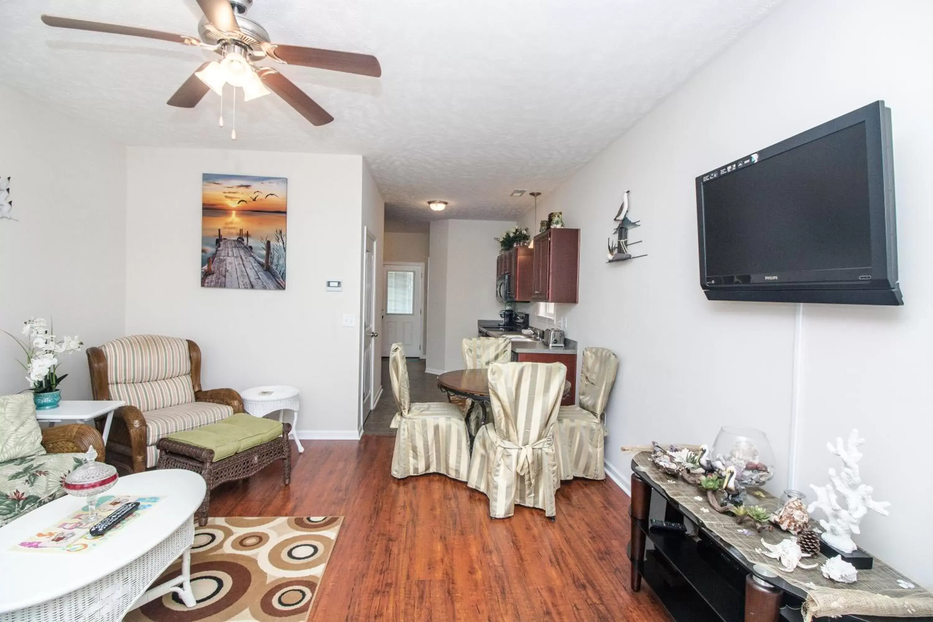 Seating area, TV/Entertainment Center in Beach Vacation Condos South