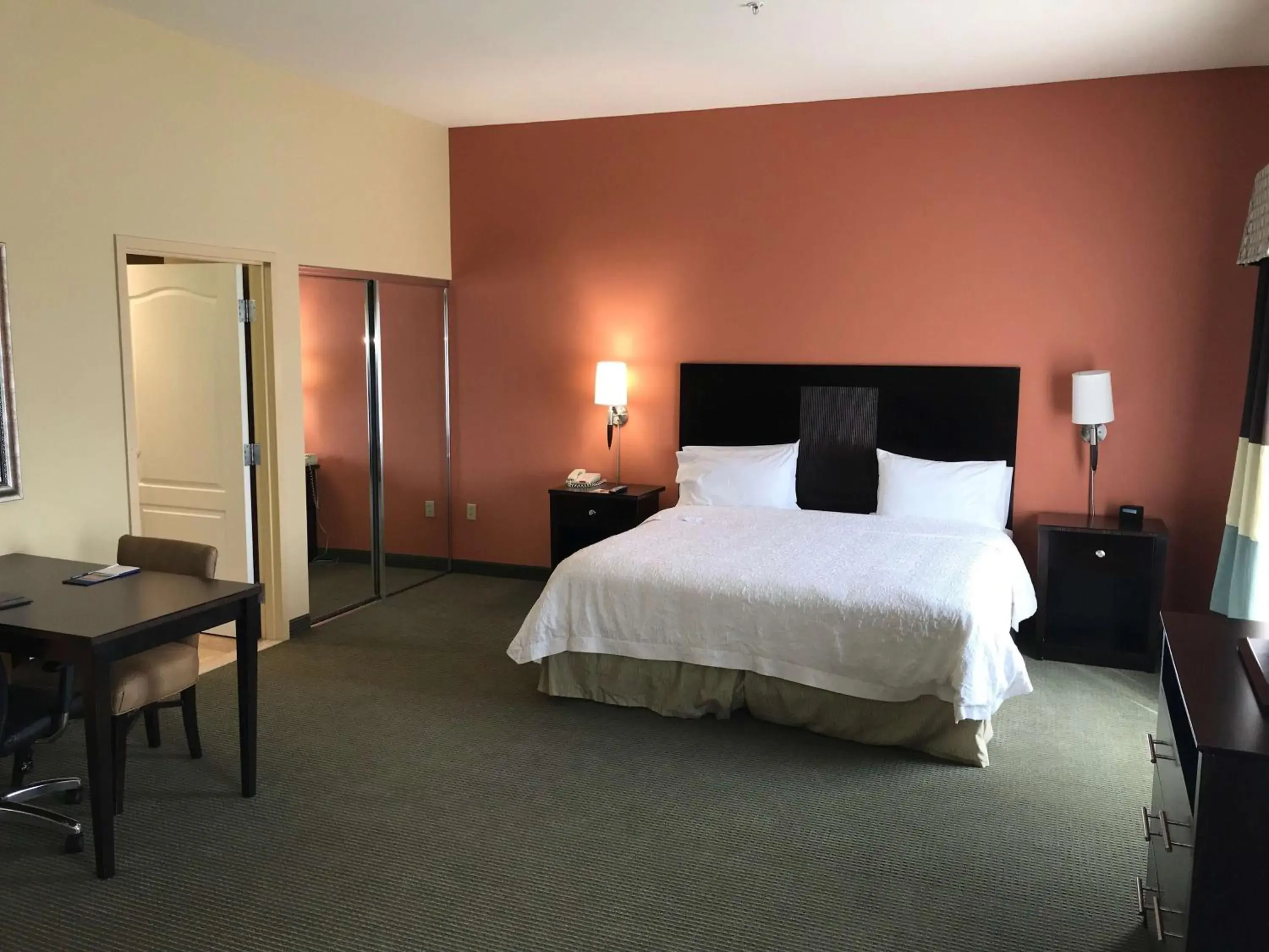 Bedroom, Bed in Hampton Inn and Suites Austin - Lakeway