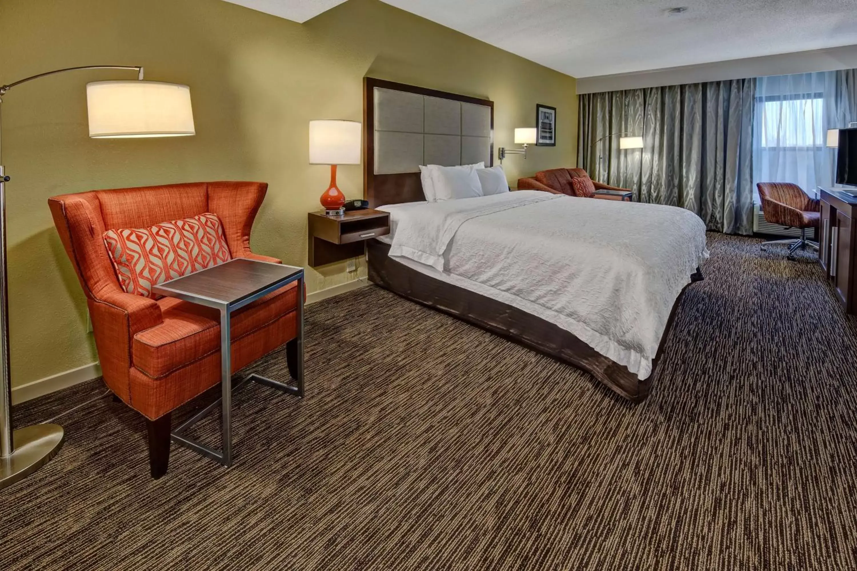 Bedroom in Hampton Inn Concord/Kannapolis