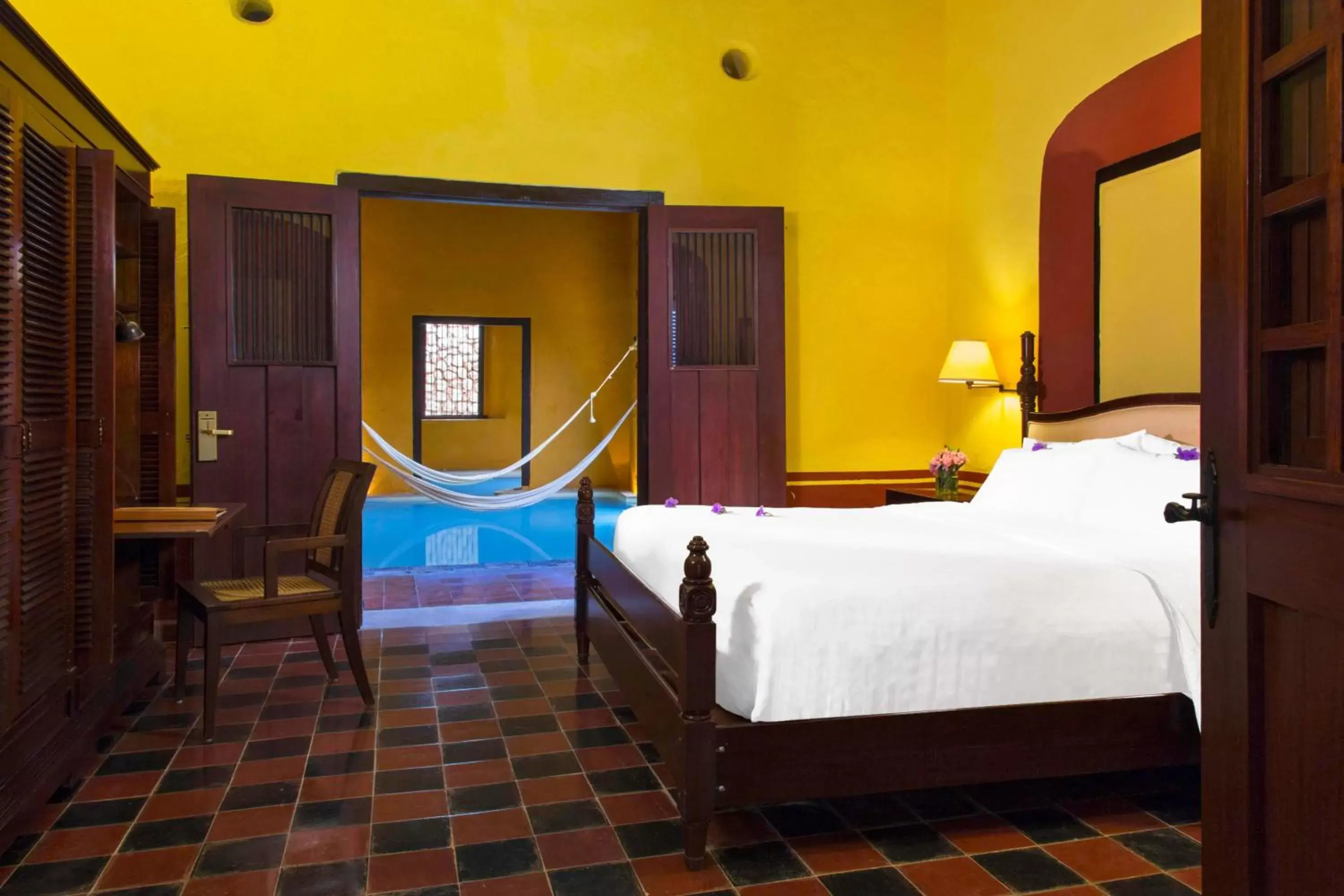 Photo of the whole room, Bed in Hacienda Campeche