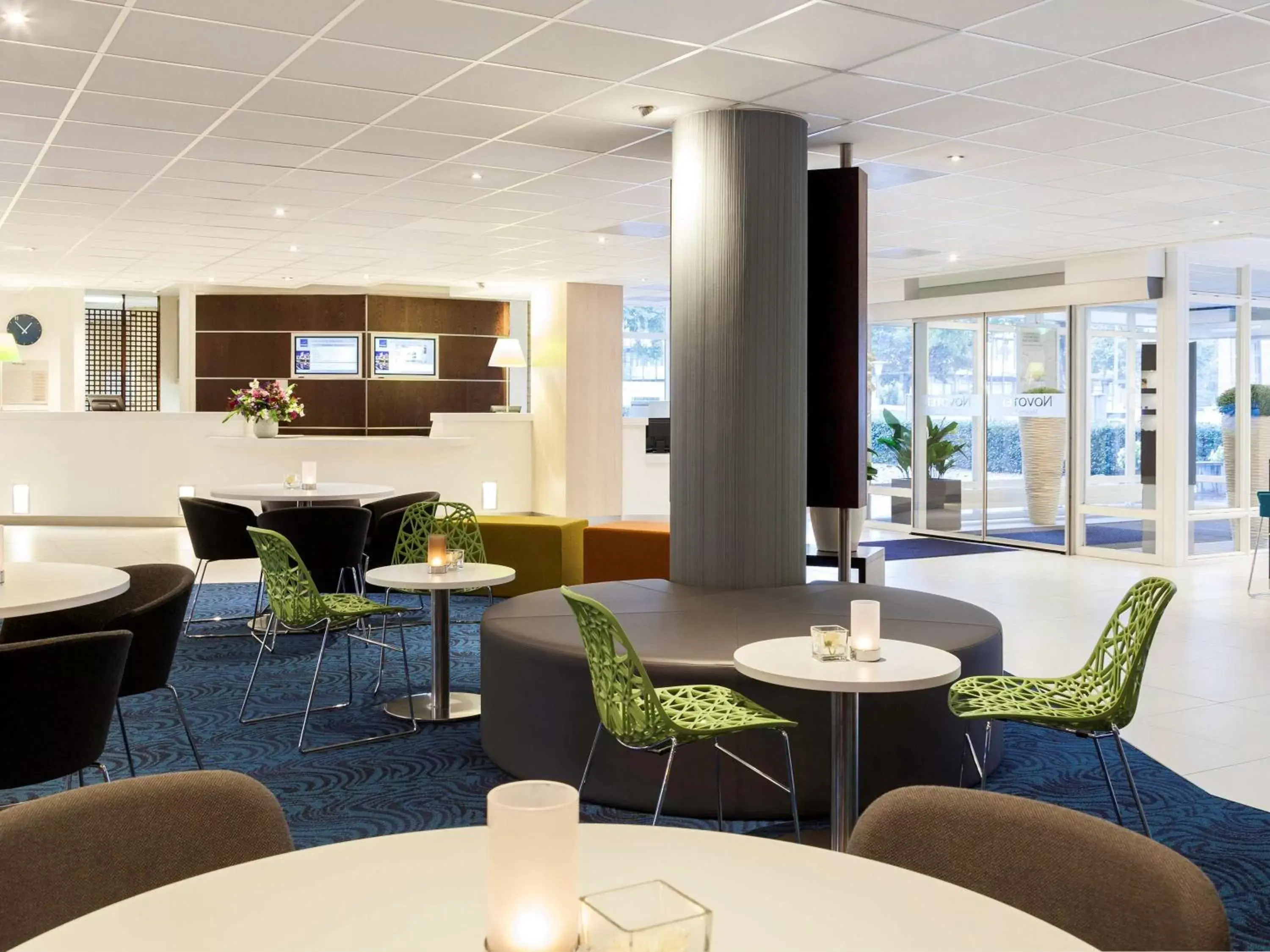 Lounge or bar in Novotel Maastricht