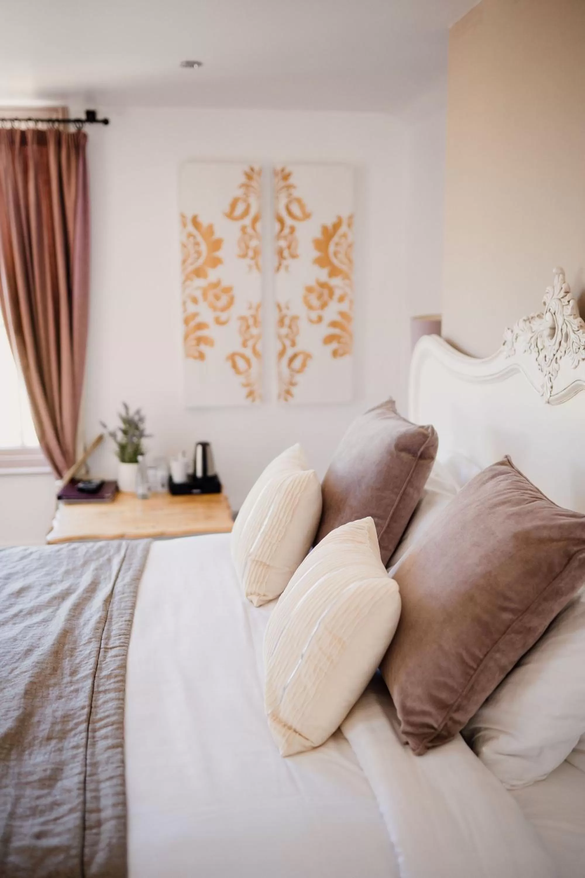 Bedroom, Bed in The Cricketers Arms