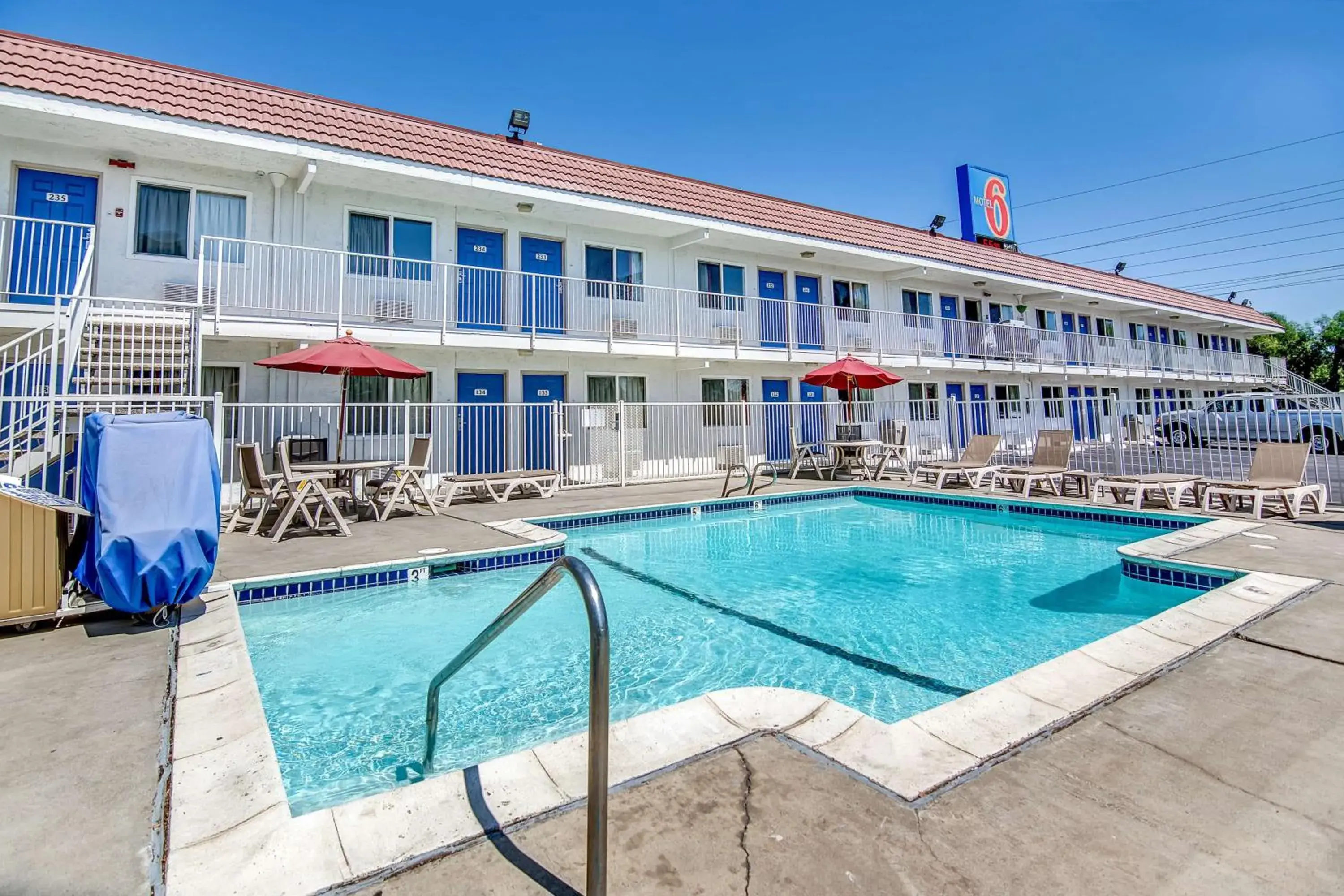 Day, Property Building in Motel 6-Stockton, CA - Charter Way West