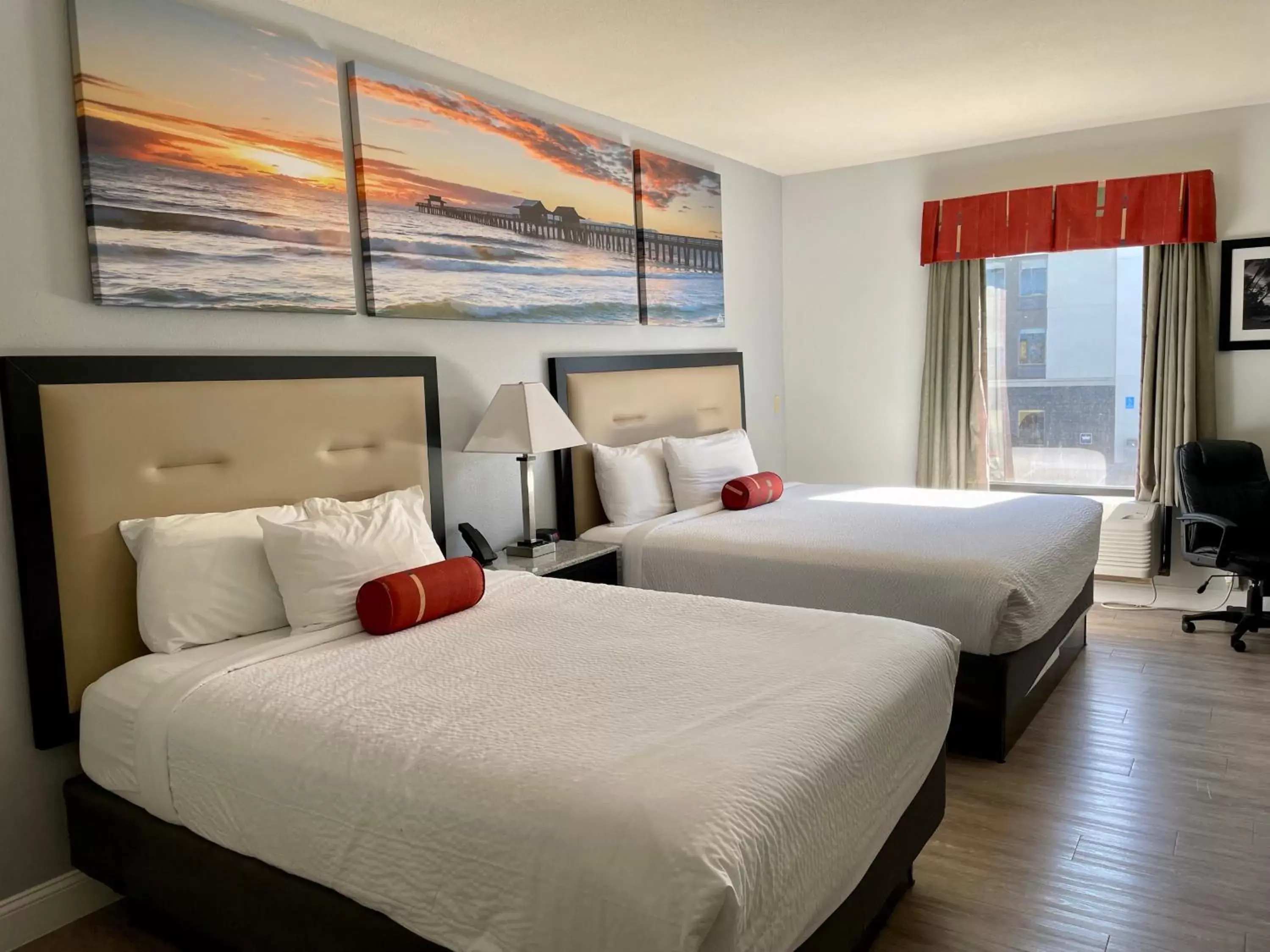 Bed in Days Inn & Suites by Wyndham Lakeland