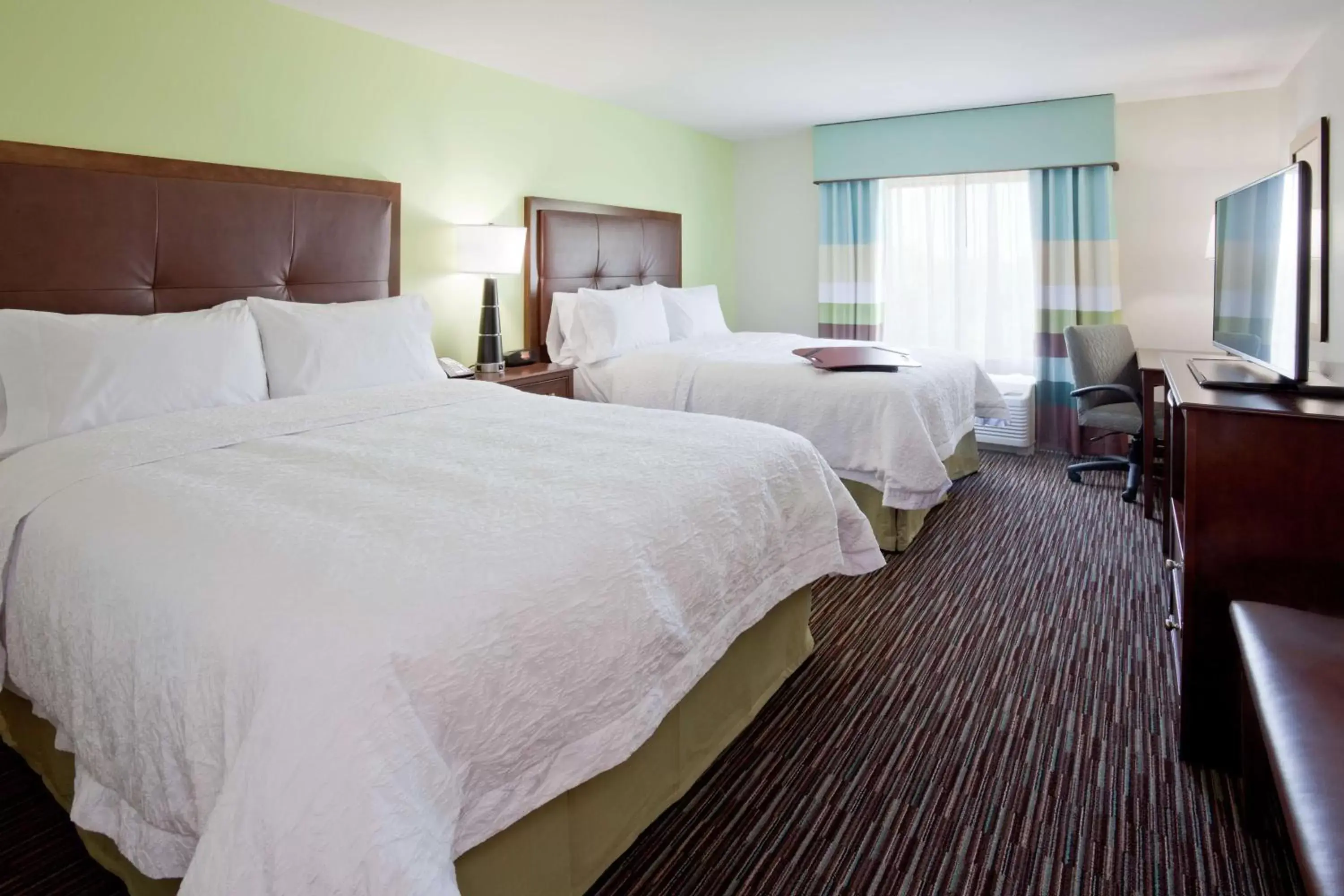 Bed in Hampton Inn & Suites Minneapolis West/ Minnetonka Bed in Hampton Inn & Suites Minneapolis West/ Minnetonka