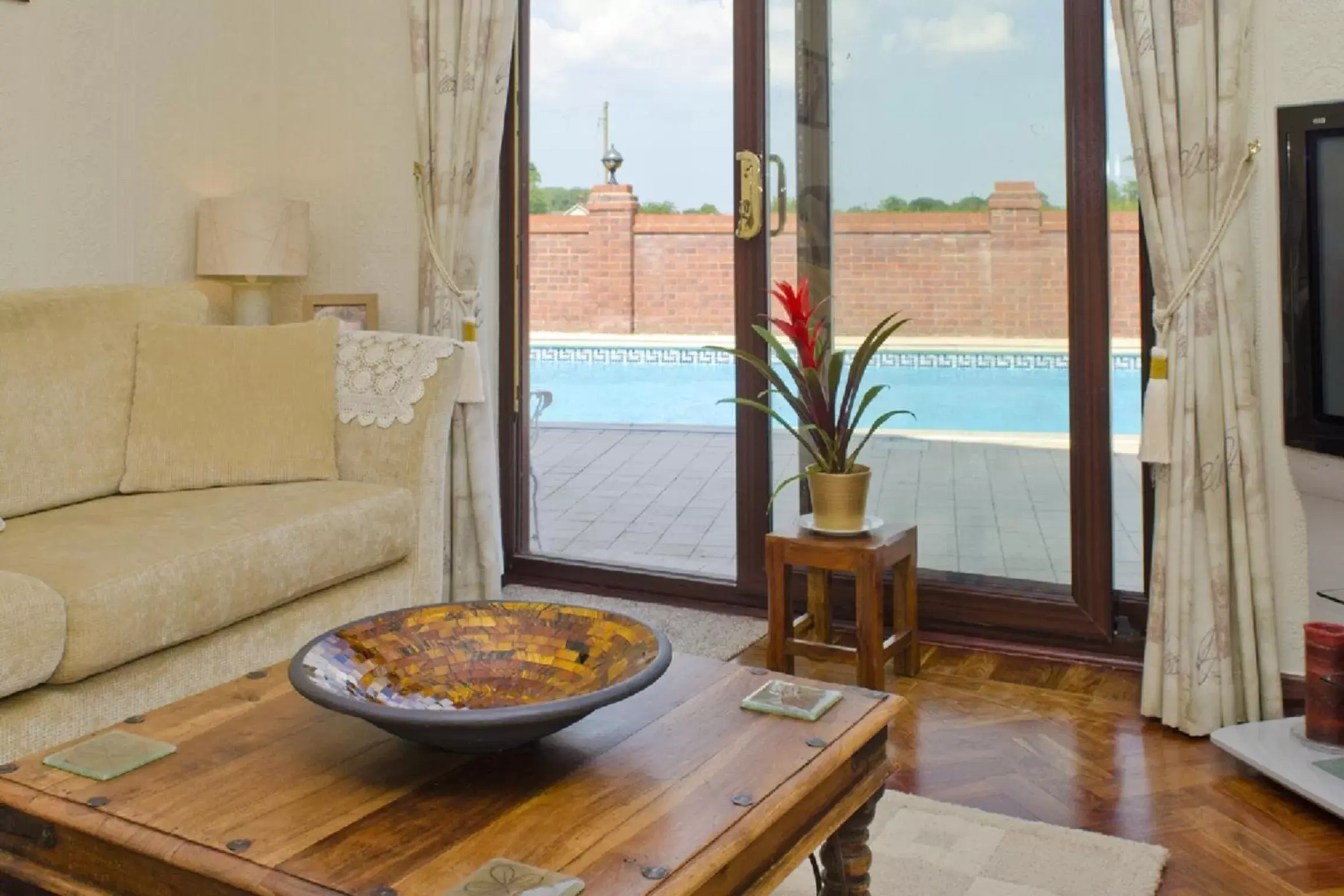 Communal lounge/ TV room, Pool View in Tall Trees