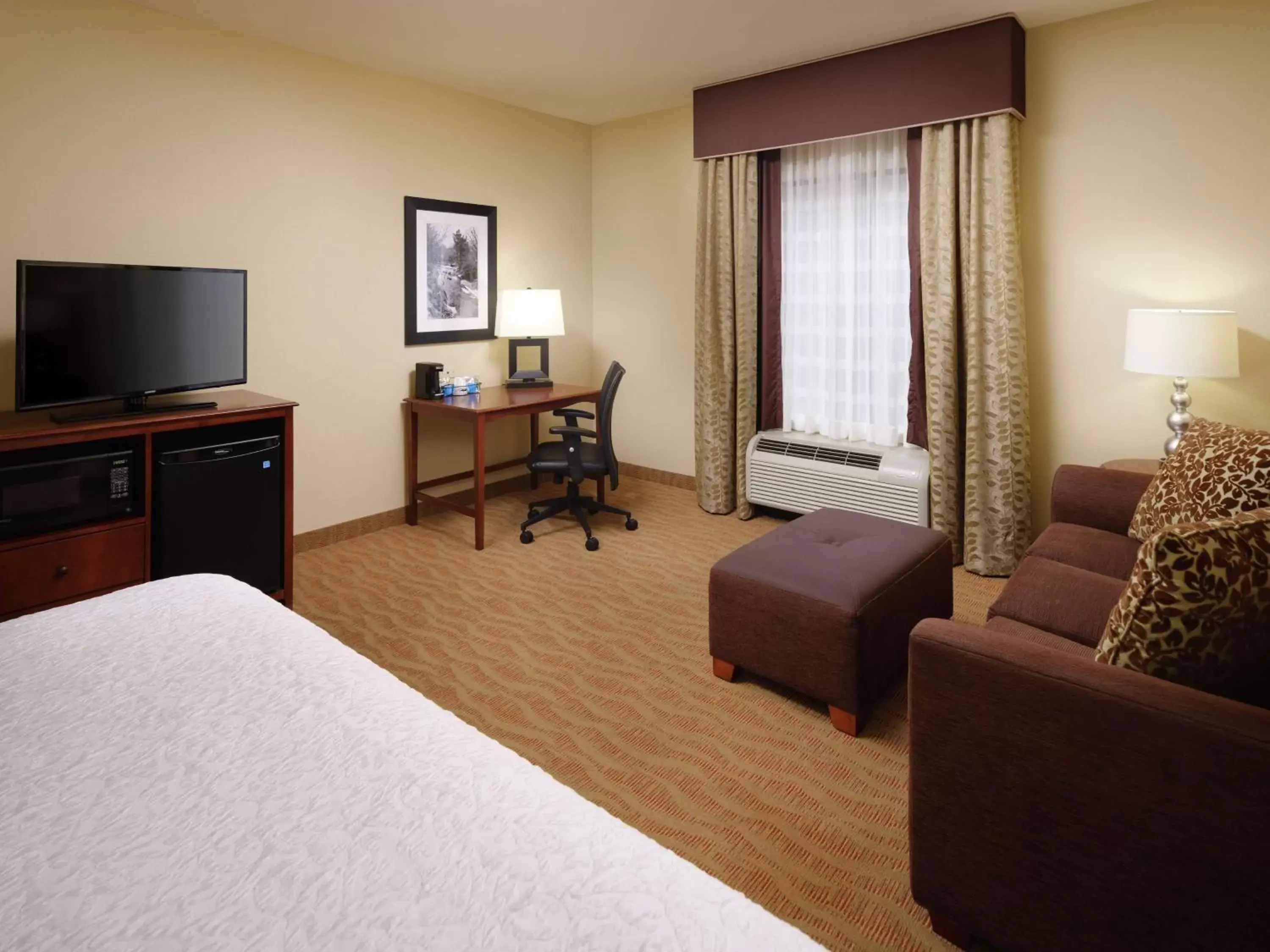 Bedroom, TV/Entertainment Center in Hampton Inn Cleveland Tennessee