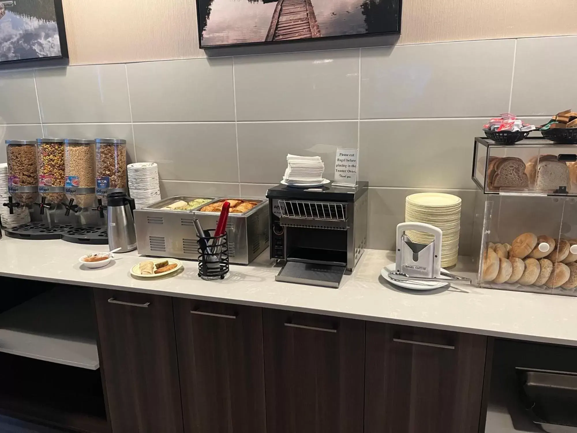 Breakfast, Kitchen/Kitchenette in Super 8 by Wyndham Macleod Trail Calgary