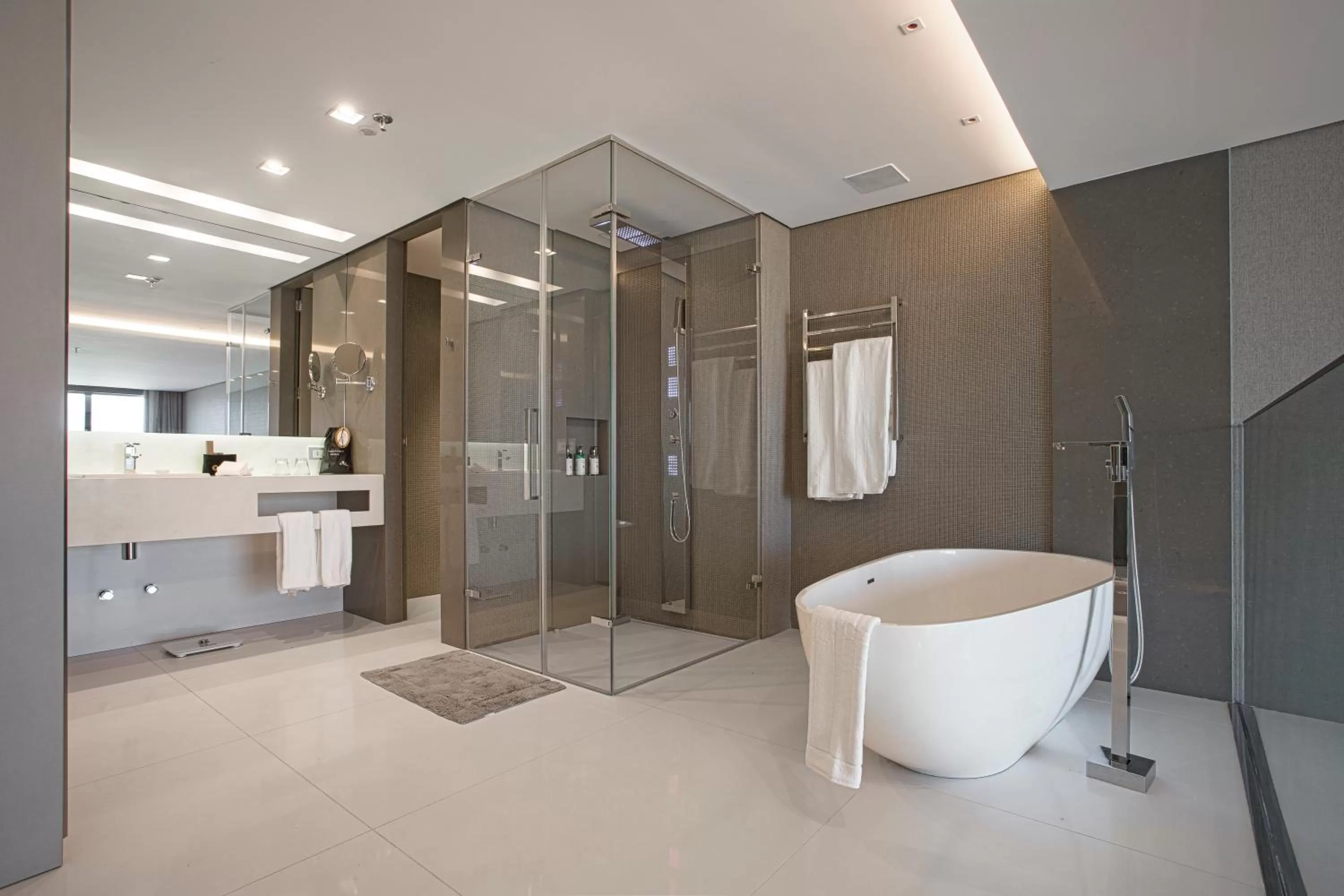 Bathroom in Suryaa Hotel Pinhais, Curio Collection by Hilton