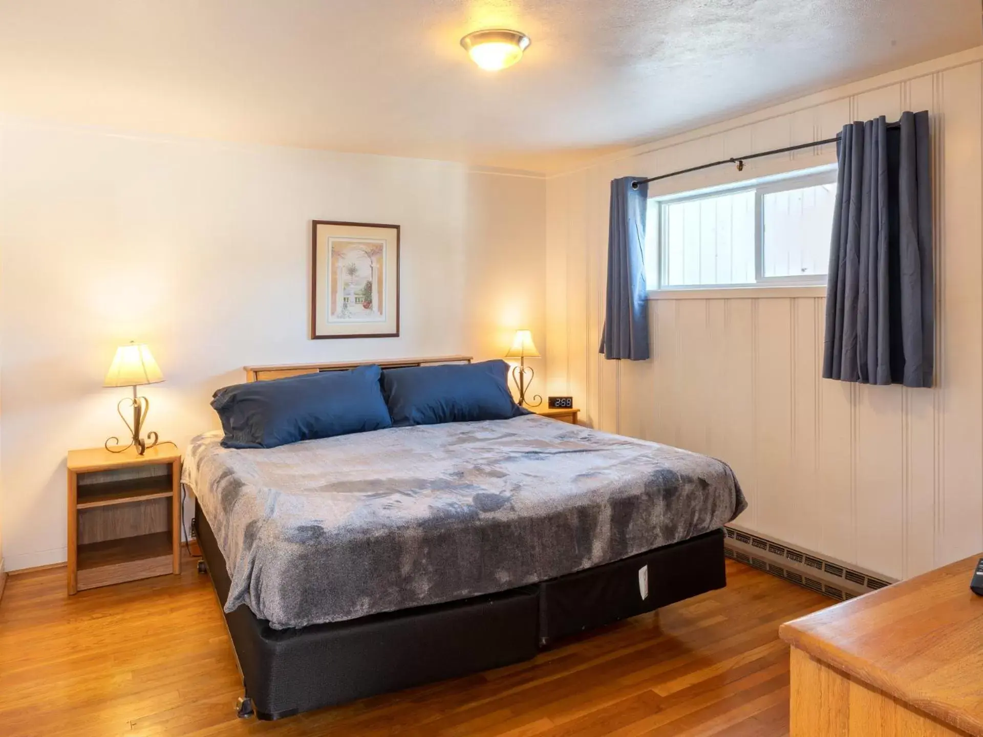 Bedroom, Bed in Siesta Motel Colfax WA