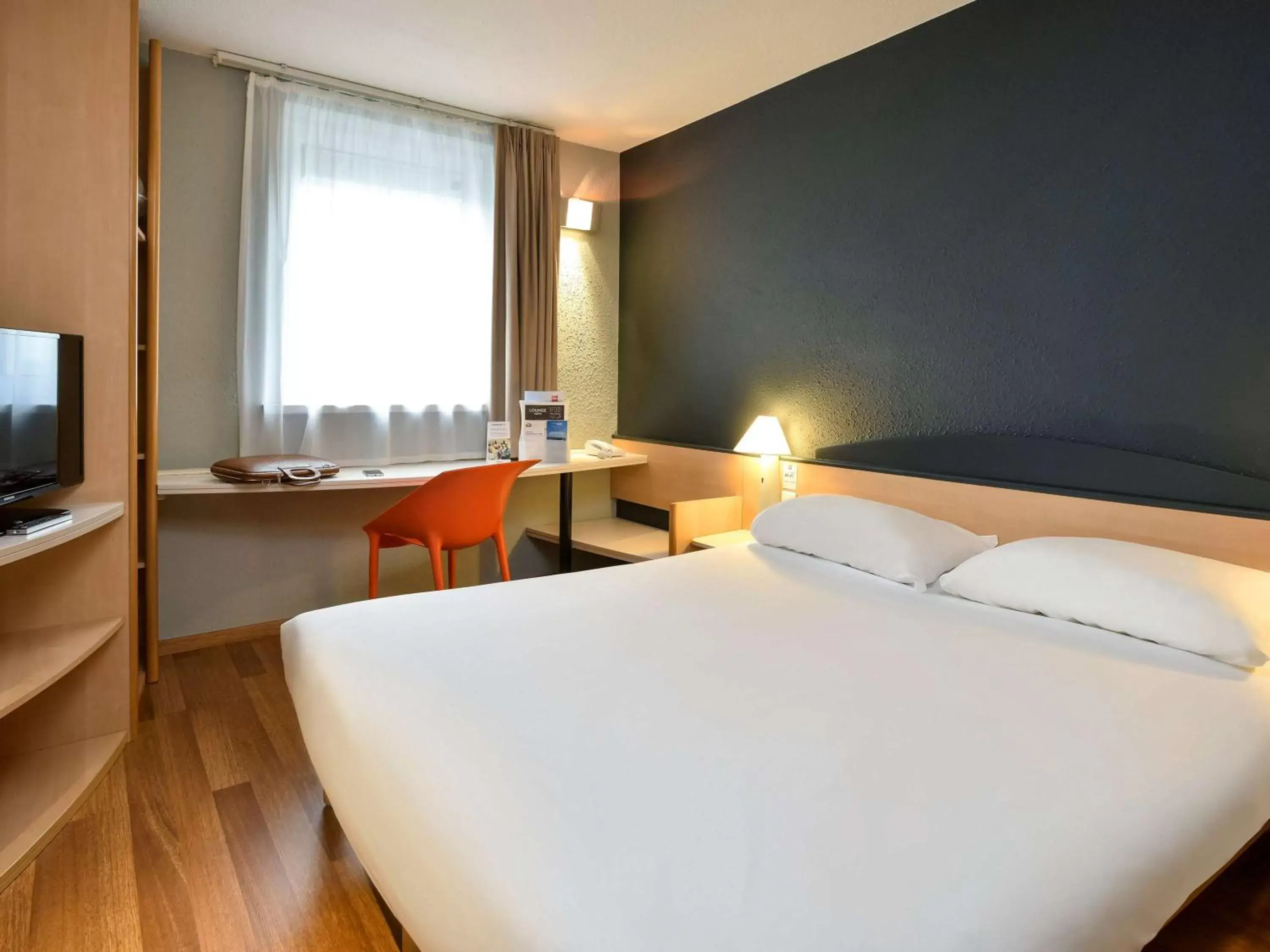 Photo of the whole room, Bed in ibis Charleroi Centre Gare