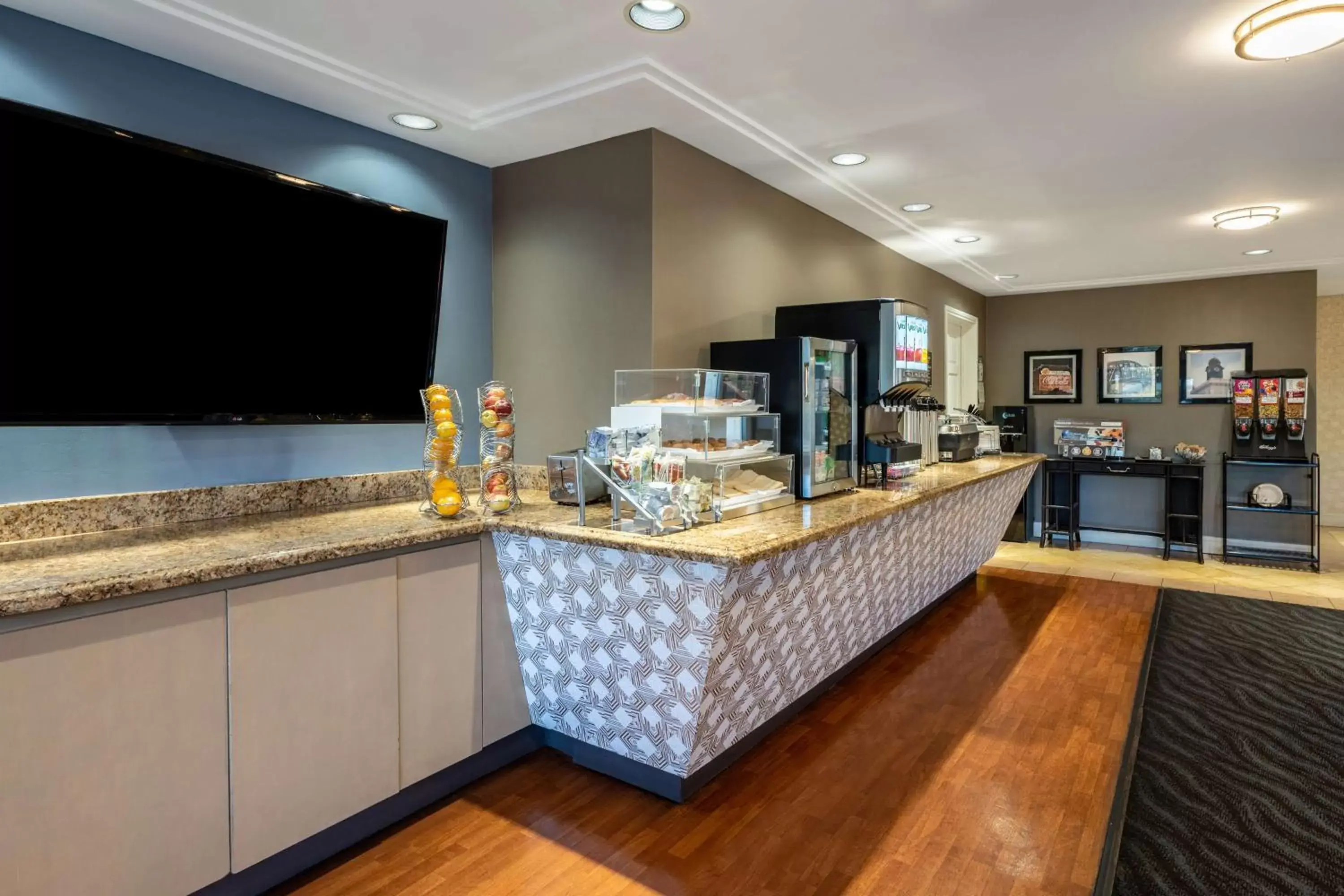 Breakfast in SureStay Plus Hotel by Best Western Mountain View Breakfast in SureStay Plus Hotel by Best Western Mountain View