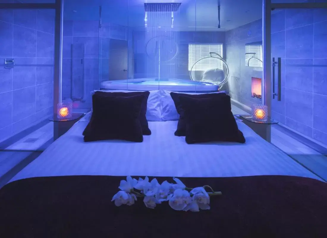 Bed in Aphrodites Group