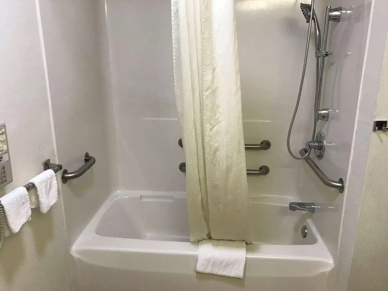 Shower, Bathroom in SureStay Plus Hotel by Best Western Bettendorf
