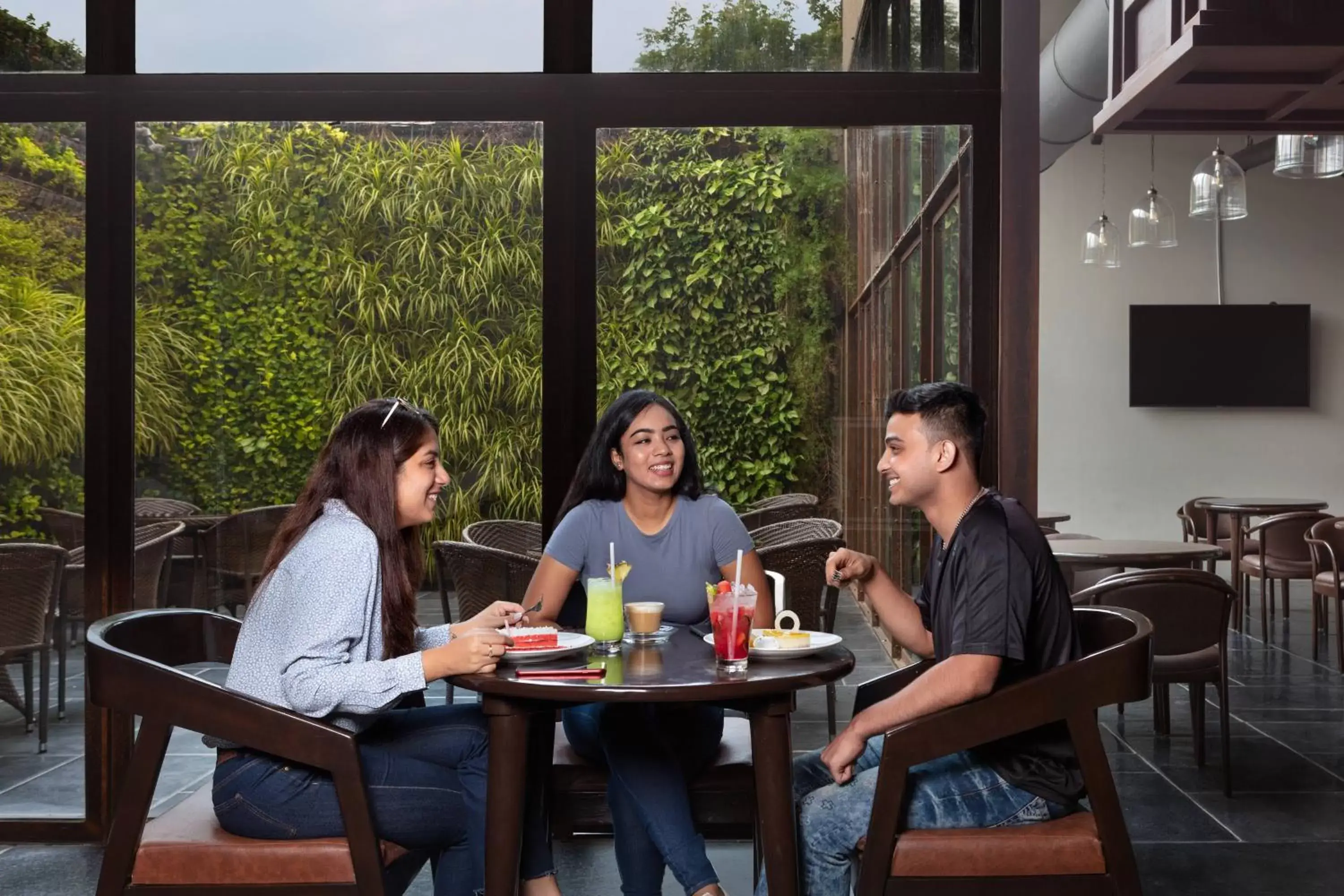 Restaurant/places to eat in Courtyard by Marriott Ahmedabad