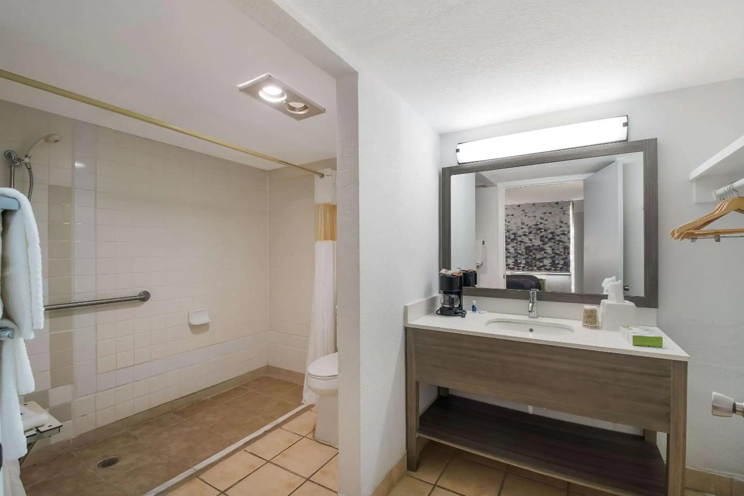 Bedroom, Bathroom in Rodeway Inn