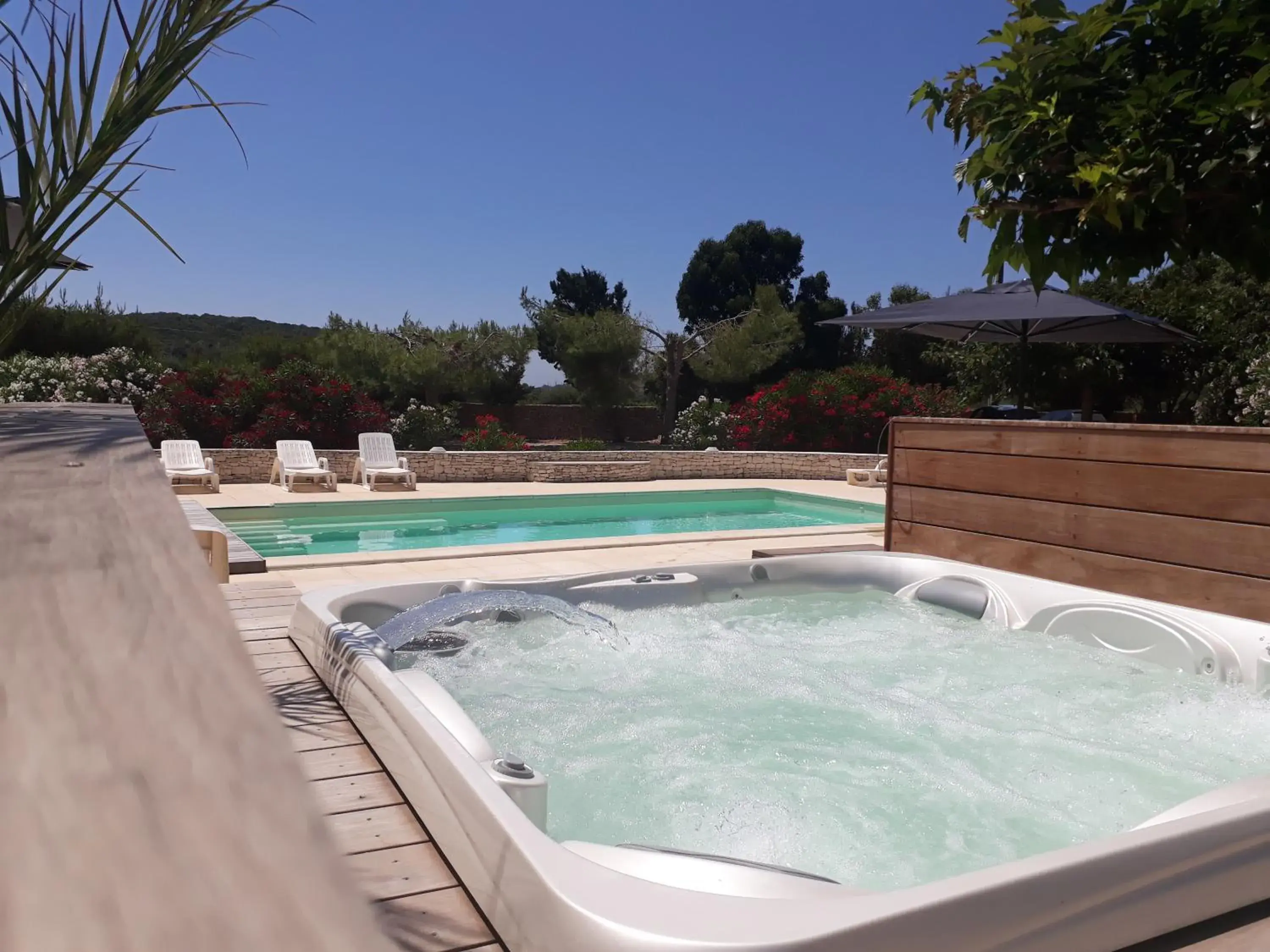 Hot Tub, Swimming Pool in Hôtel Padolo