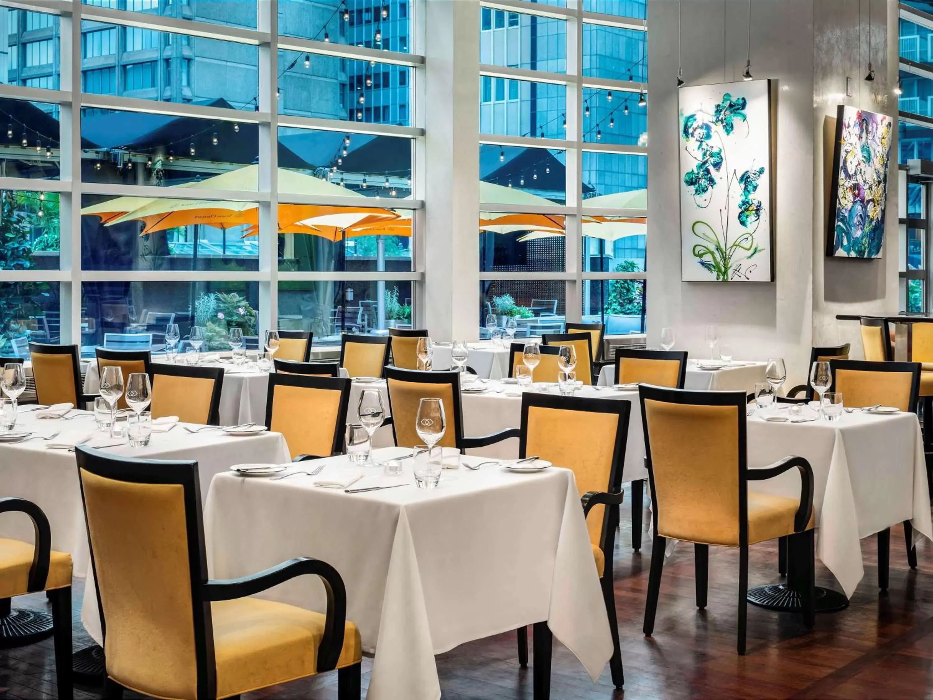 Restaurant/Places to Eat in Sofitel Montreal Golden Mile