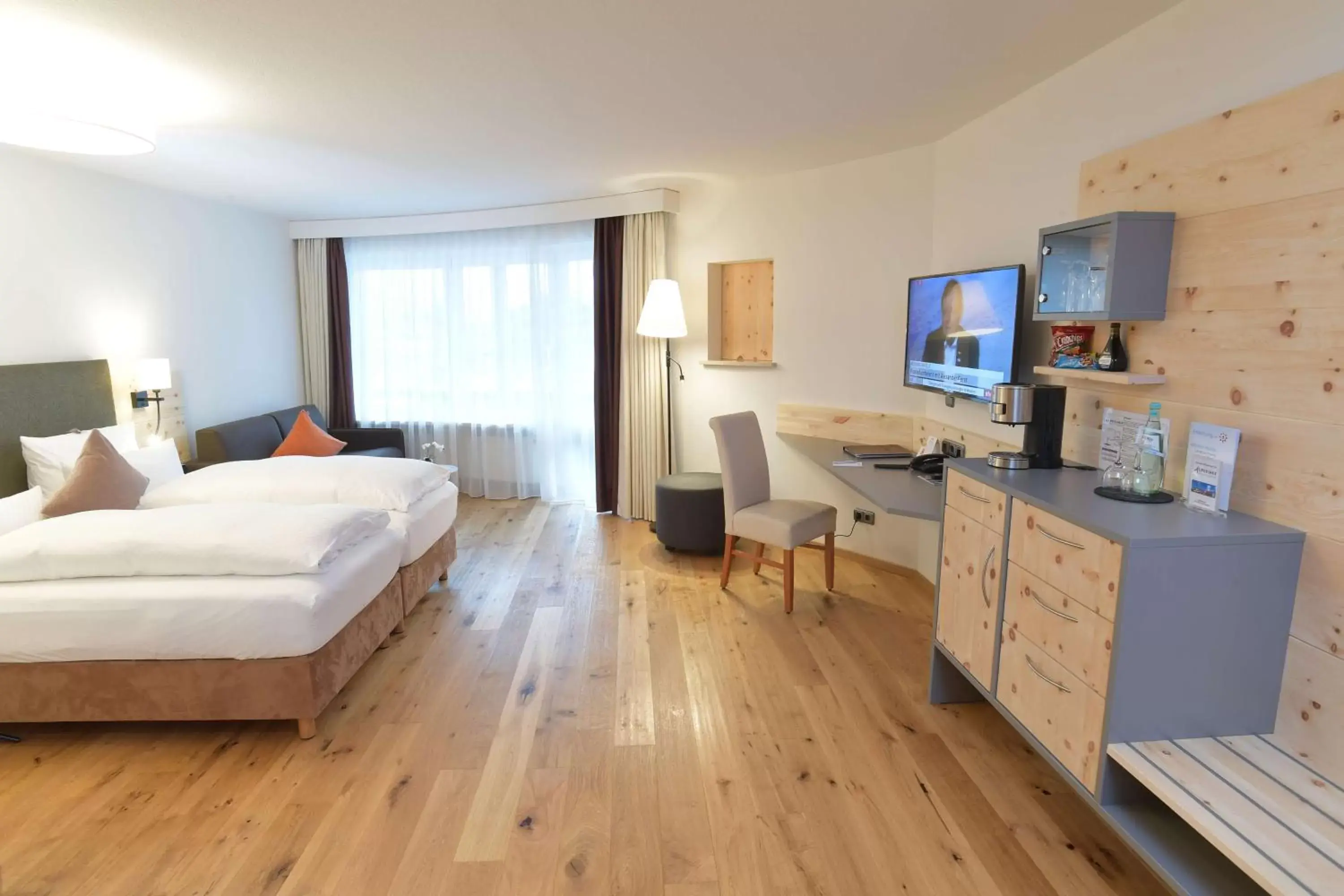 Bedroom, TV/Entertainment Center in Best Western Plus Hotel Alpenhof