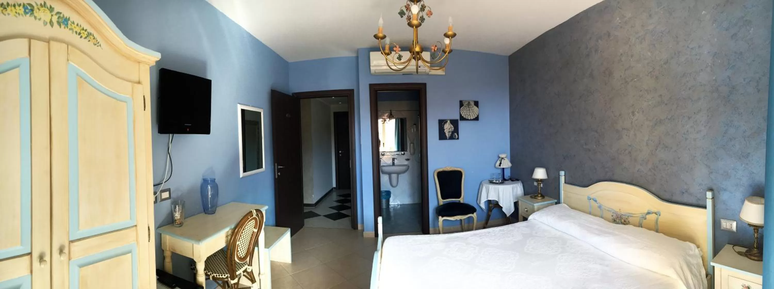 Photo of the whole room in Hotel Scilla