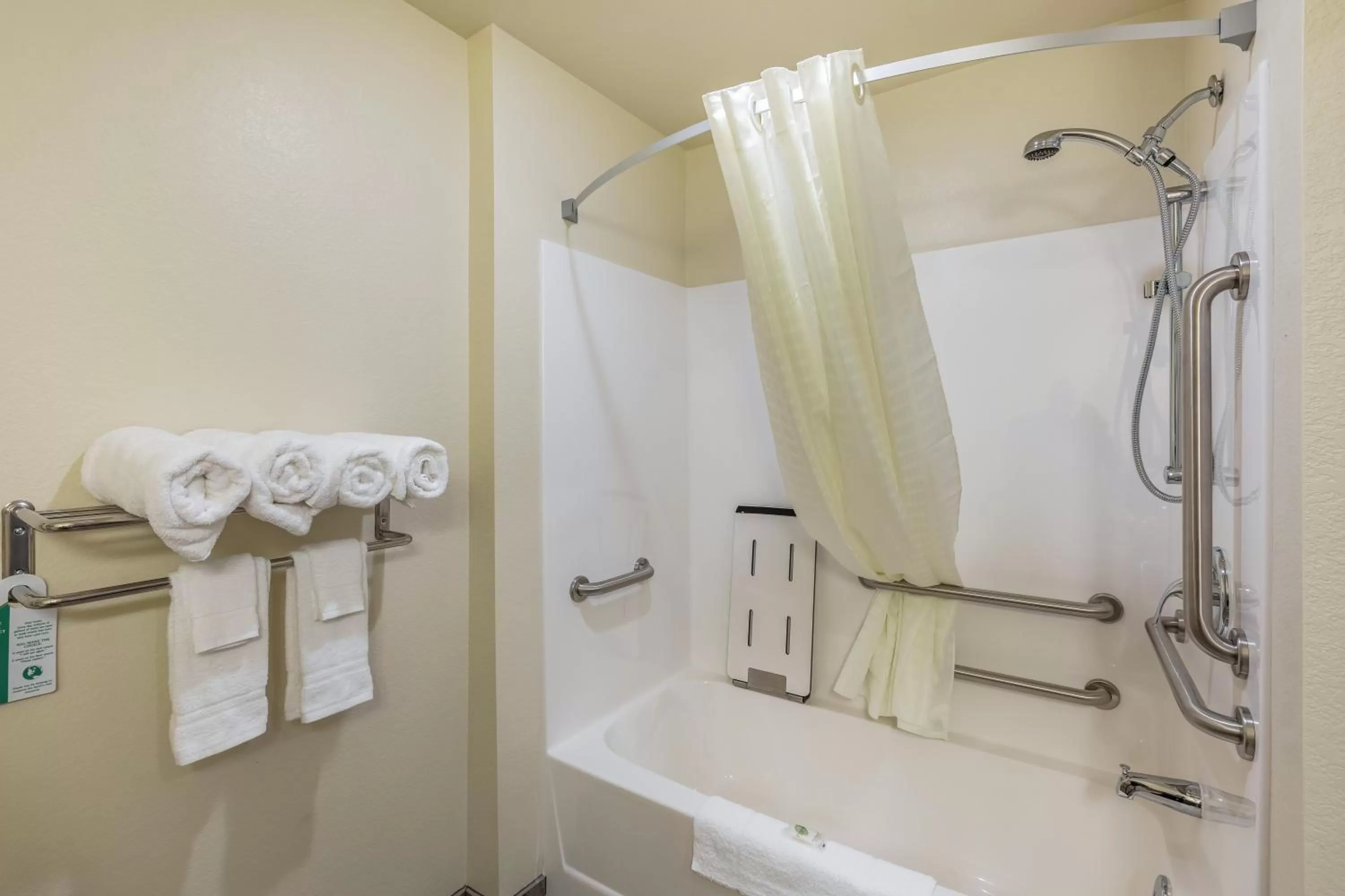 Shower in Cobblestone Hotel & Suites Hartford