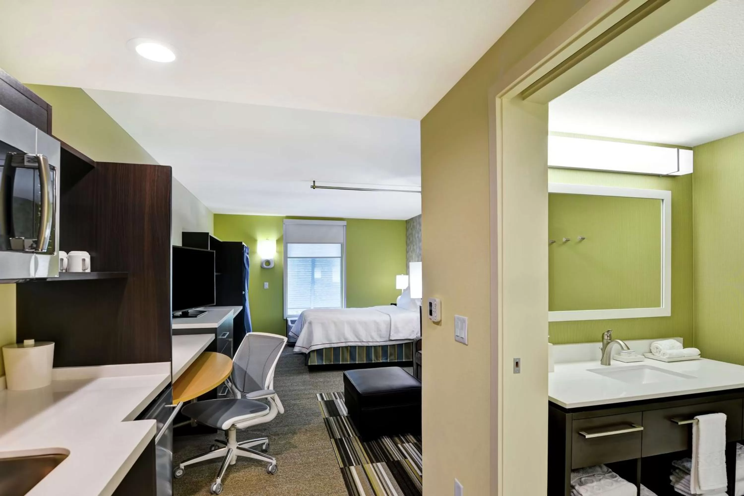 Bedroom, Bed in Home2 Suites By Hilton Hilton Head