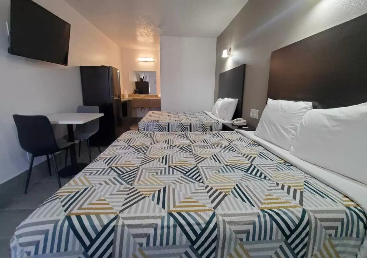 Photo of the whole room, Bed in Crestview Inn