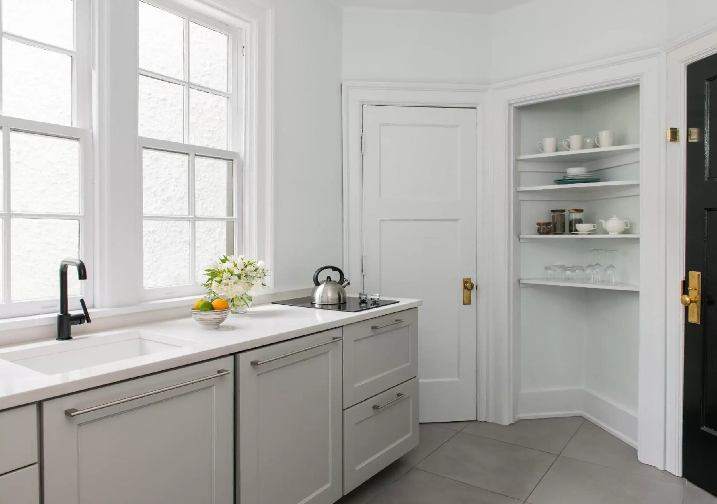 Kitchen or kitchenette in Oakhurst Inn