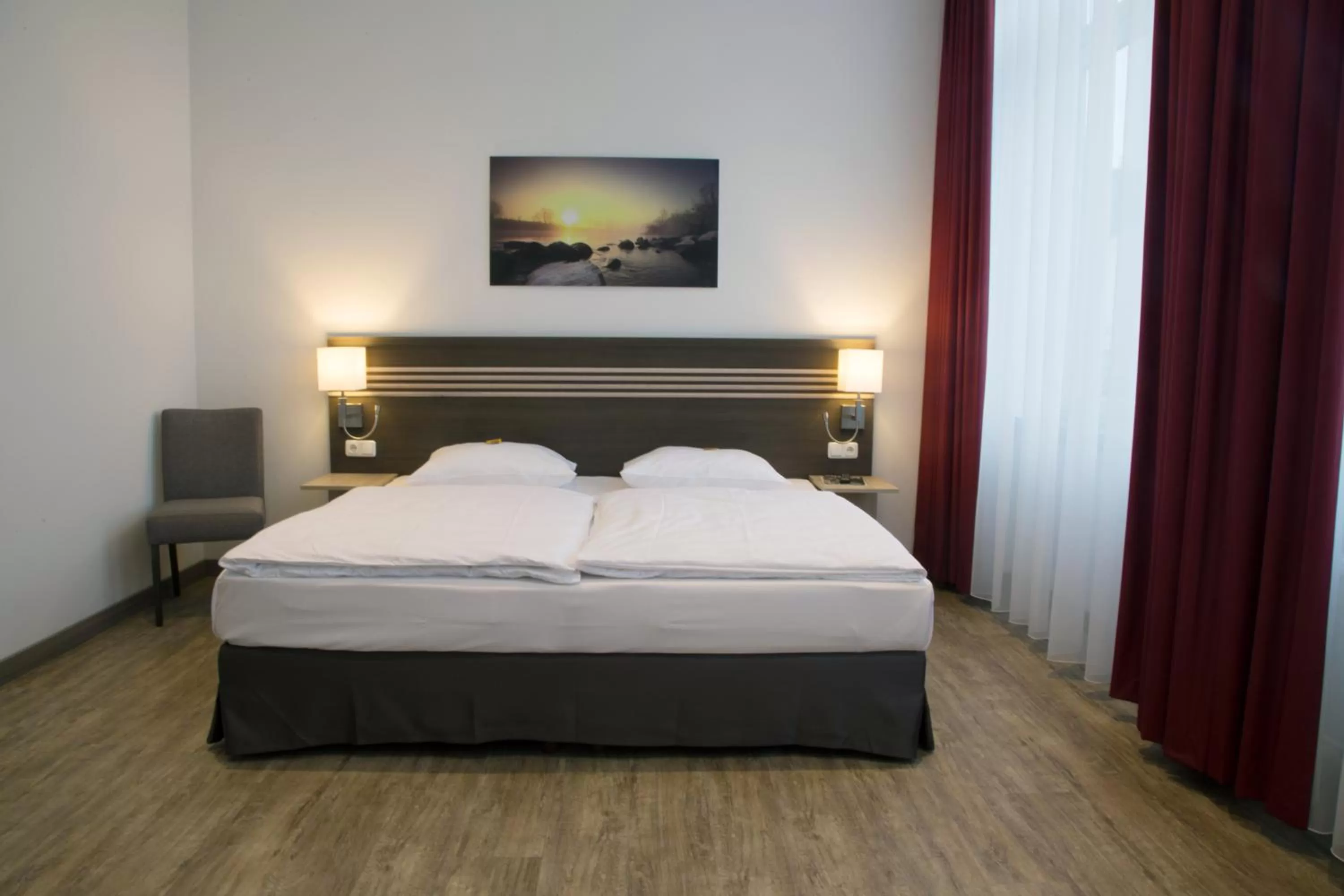 Photo of the whole room, Bed in Ruhr Inn Hotel