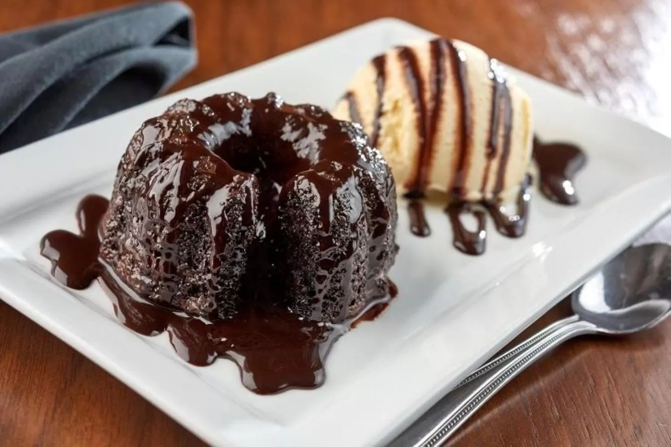 Restaurant/places to eat in Radisson Hotel Detroit Metro Airport