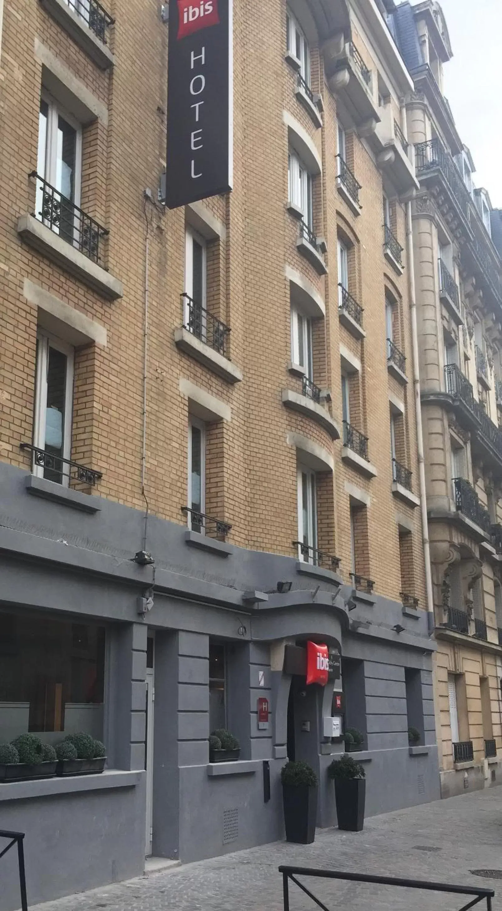 Facade/entrance, Property Building in ibis Clichy Centre Mairie