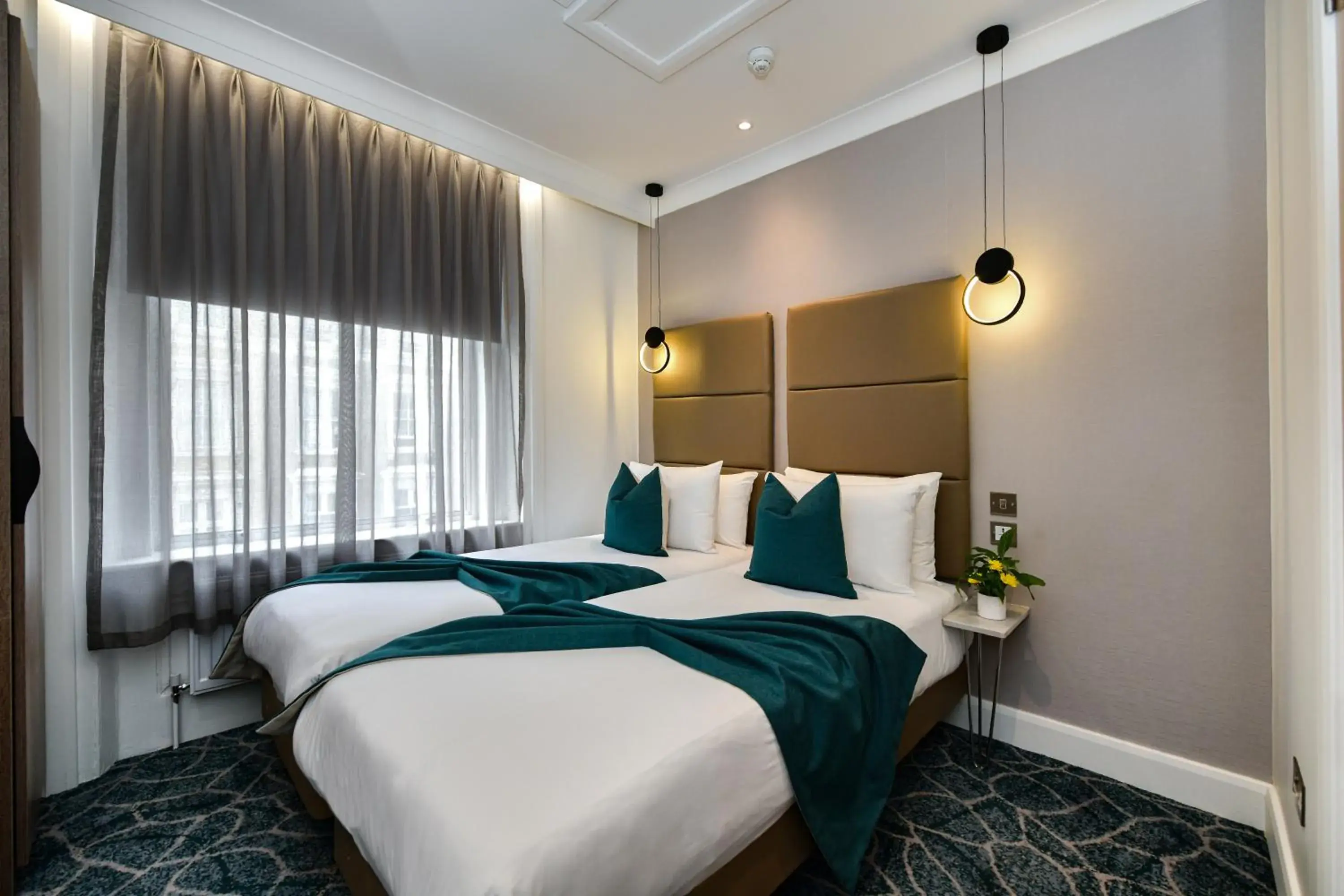 Bedroom, Bed in Queens Park Hotel