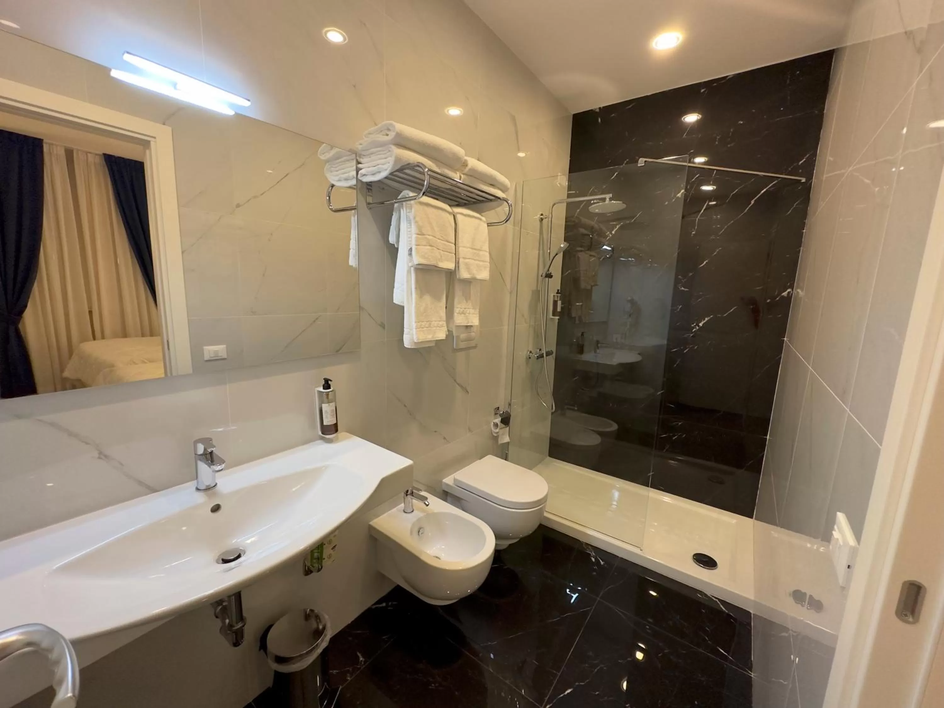 Shower in Hotel Smart Cruise