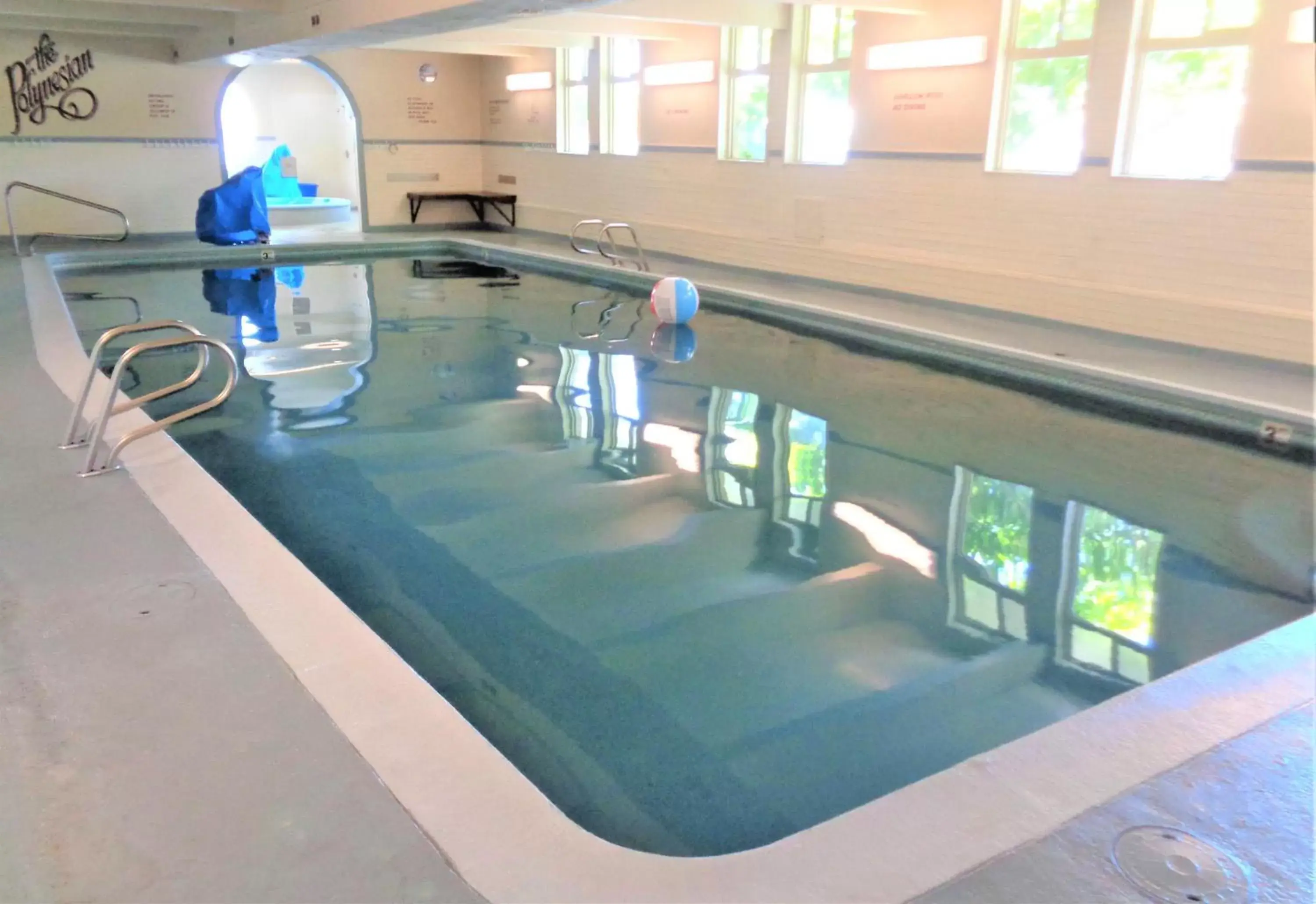 Swimming pool in The Polynesian Resort Swimming pool in The Polynesian Resort