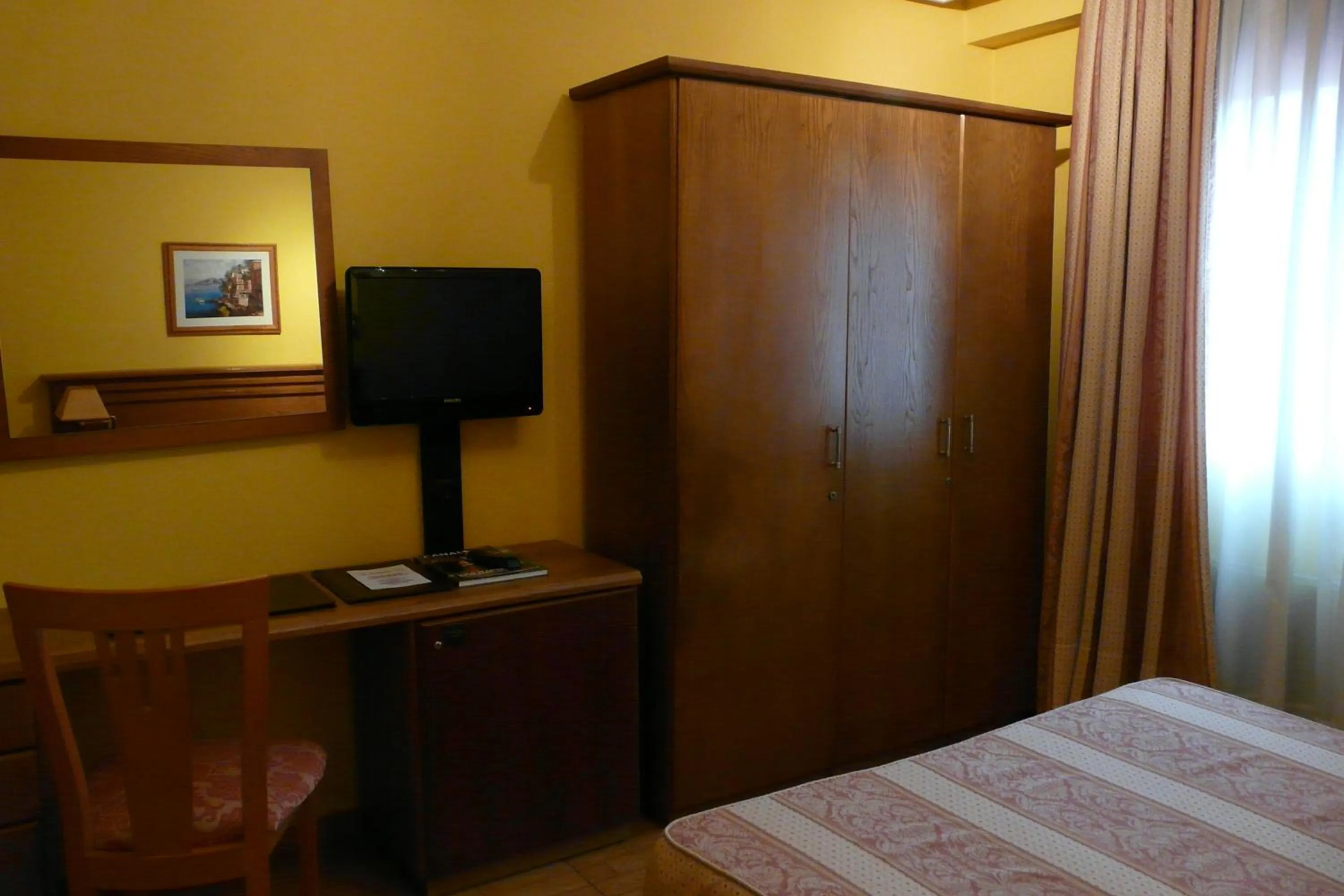 Photo of the whole room, Bed in Idh Angel