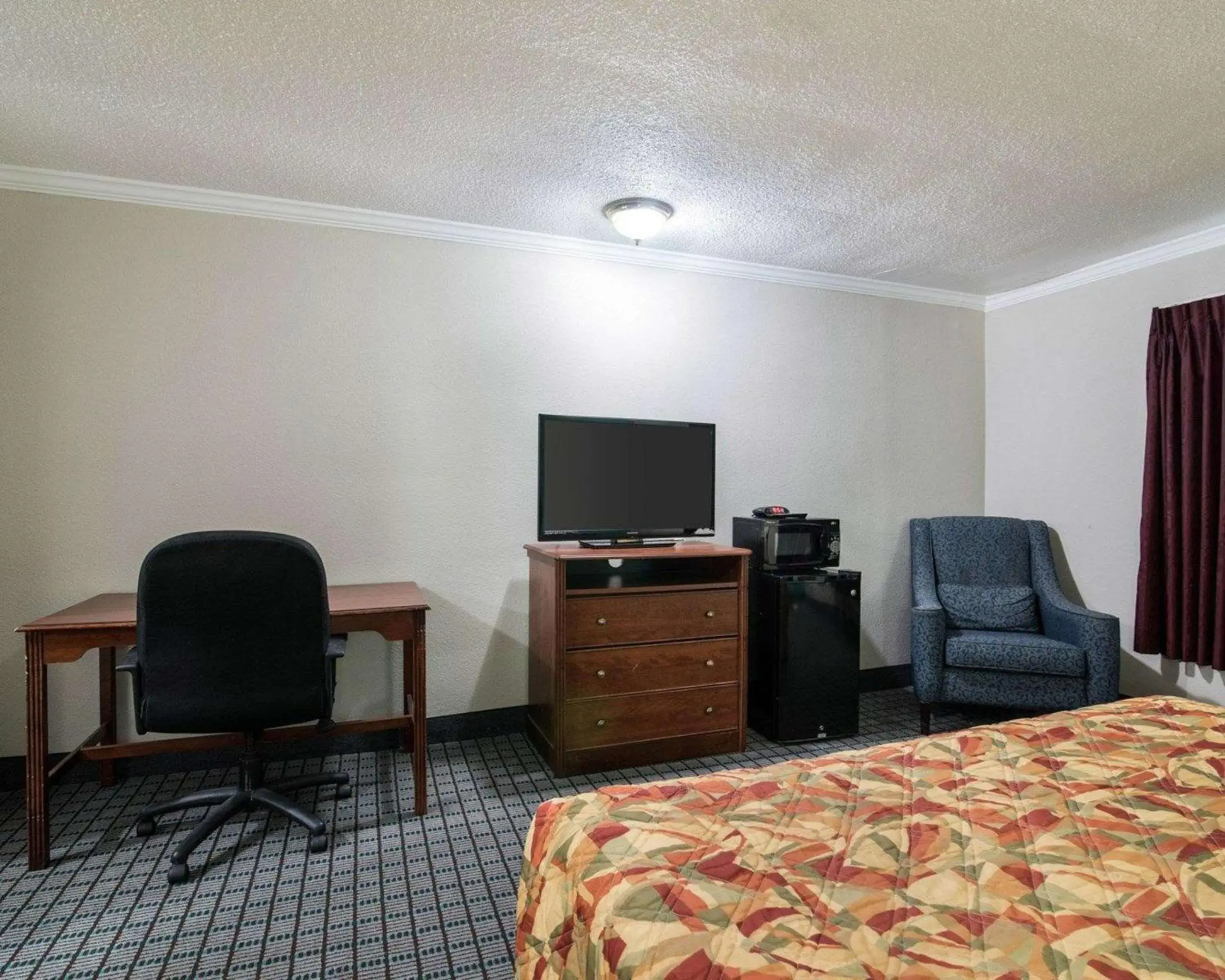 Photo of the whole room, TV/Entertainment Center in Rodeway Inn Syracuse