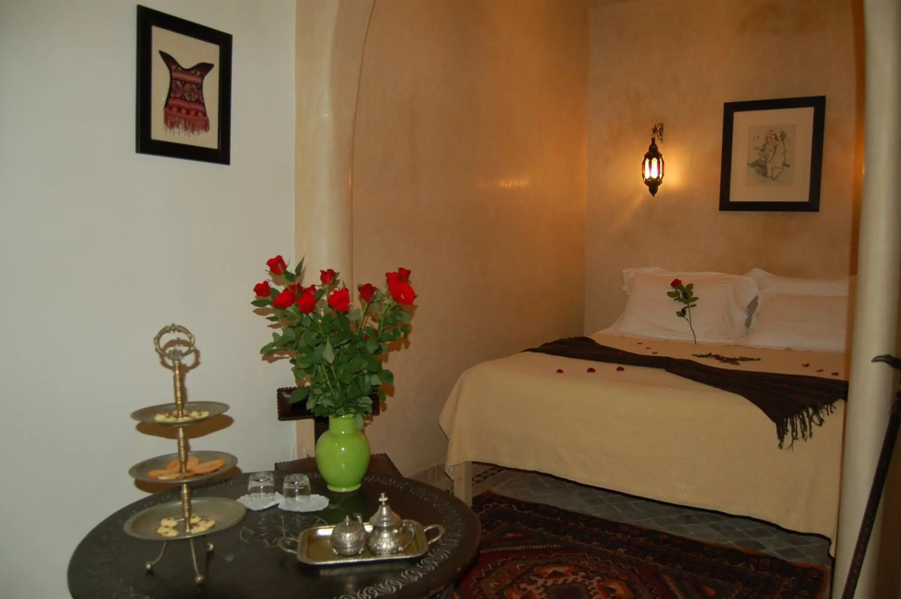 Photo of the whole room, Bed in Riad Les Trois Palmiers El Bacha