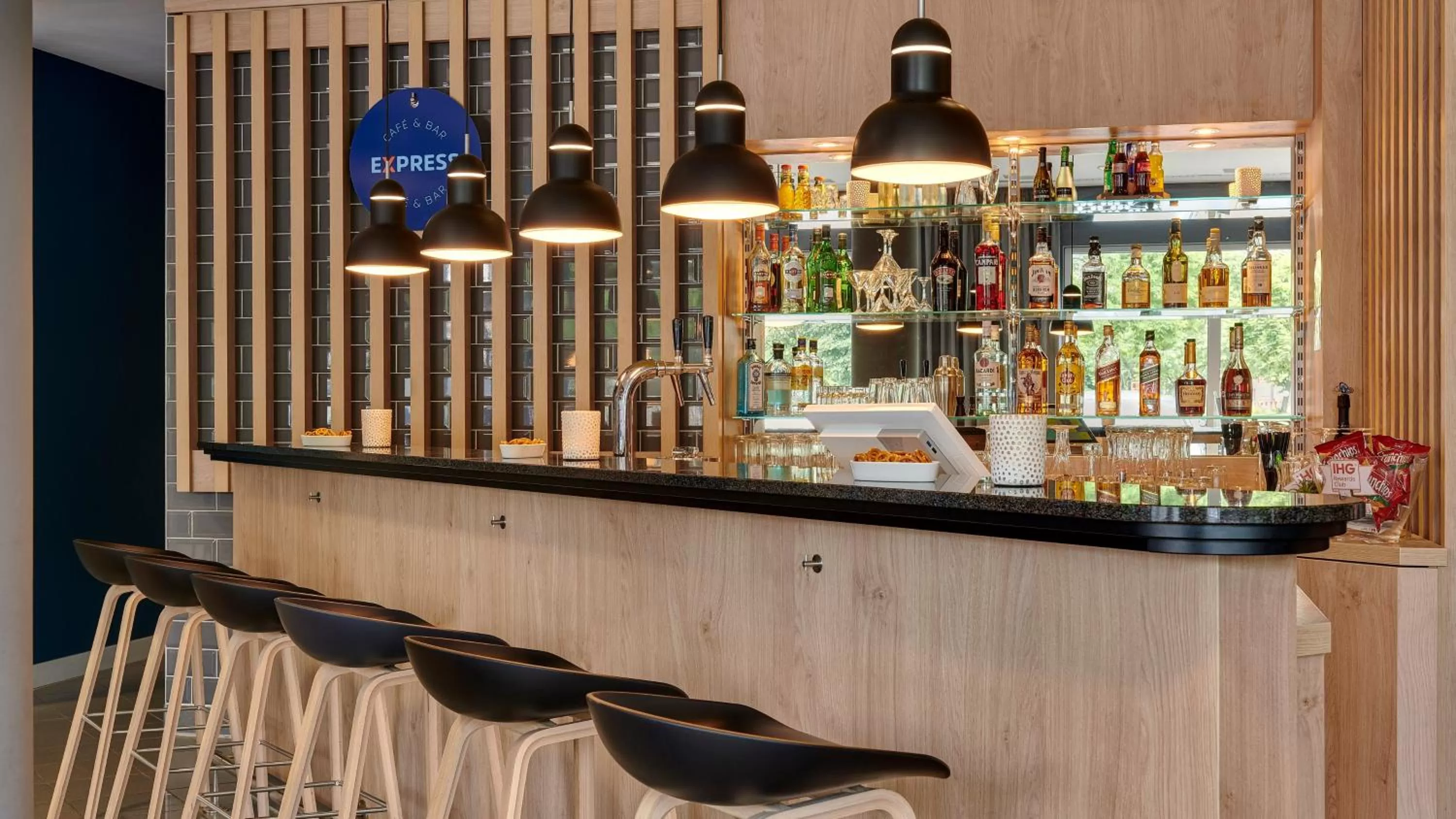 Lounge or bar in Holiday Inn Express Cologne Muelheim by IHG