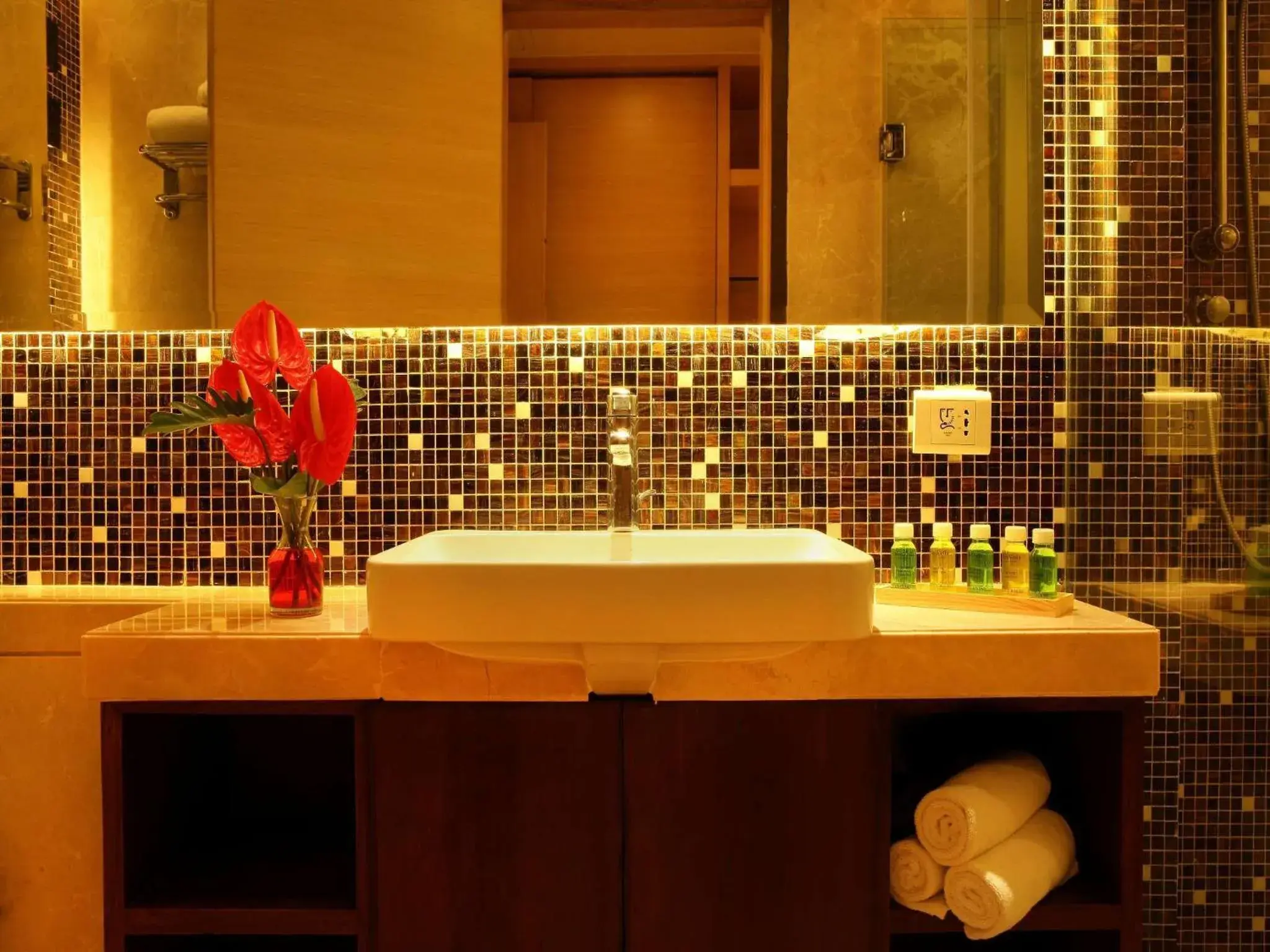 Bathroom in The Metropolitan Hotel New Delhi