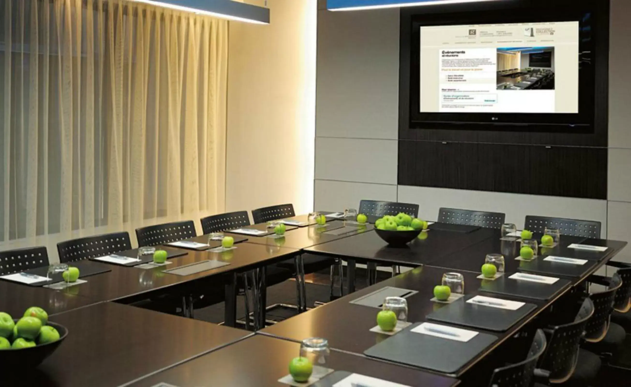Area and facilities, Business Area/Conference Room in Hotel Le Germain Calgary