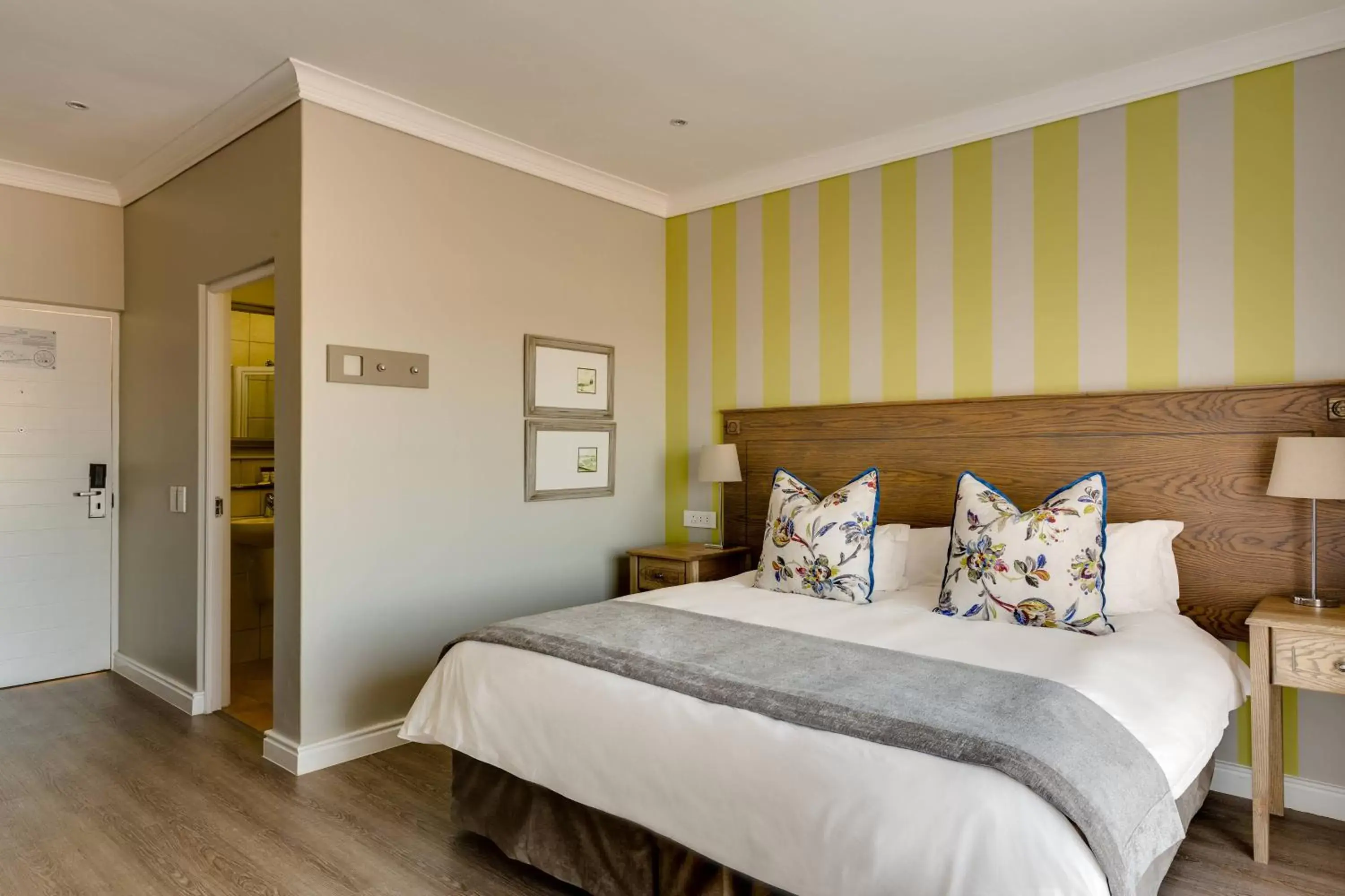 Photo of the whole room, Bed in Protea Hotel by Marriott Stellenbosch & Conference Centre