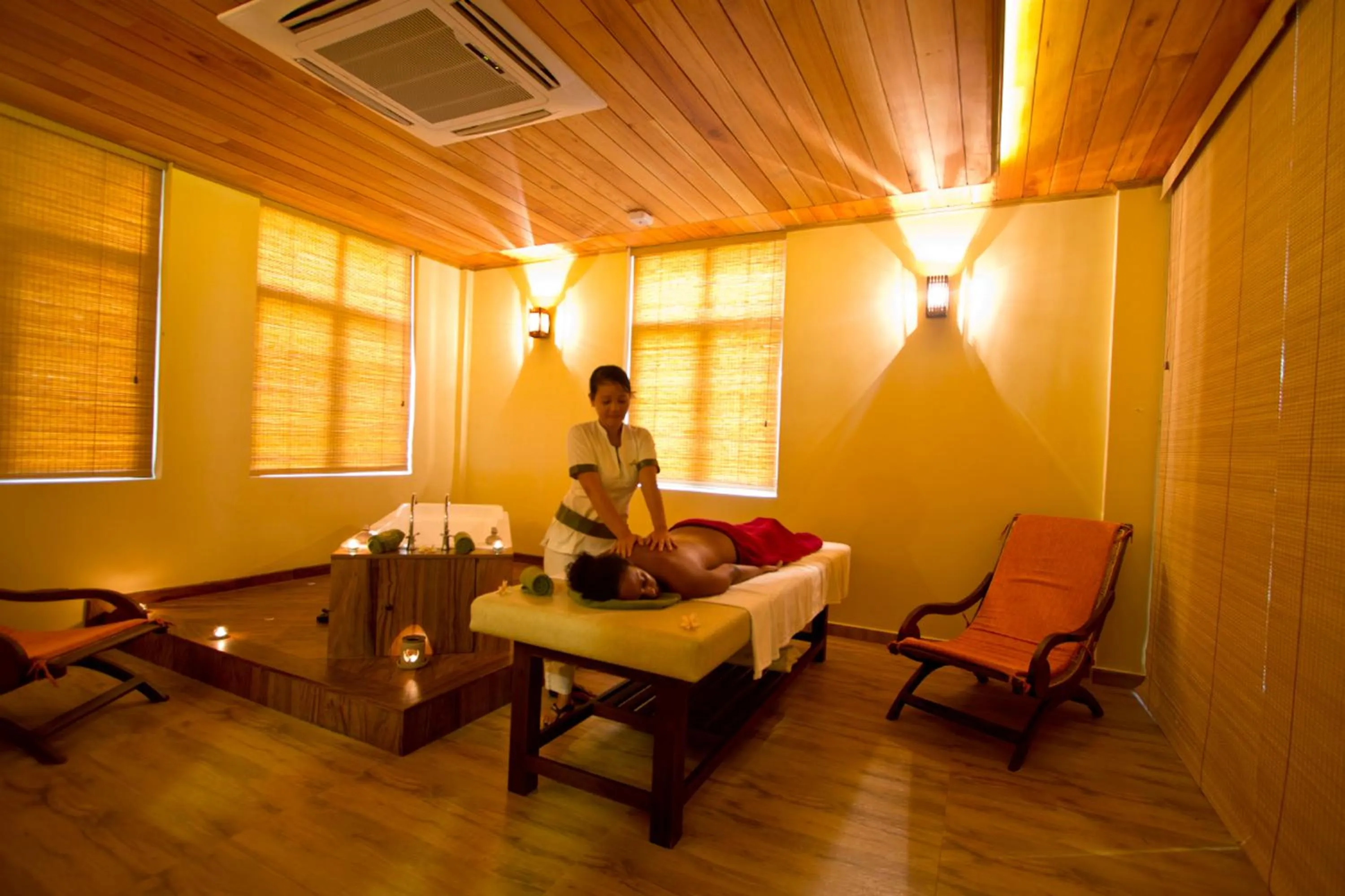Massage in Randholee Resort & Spa