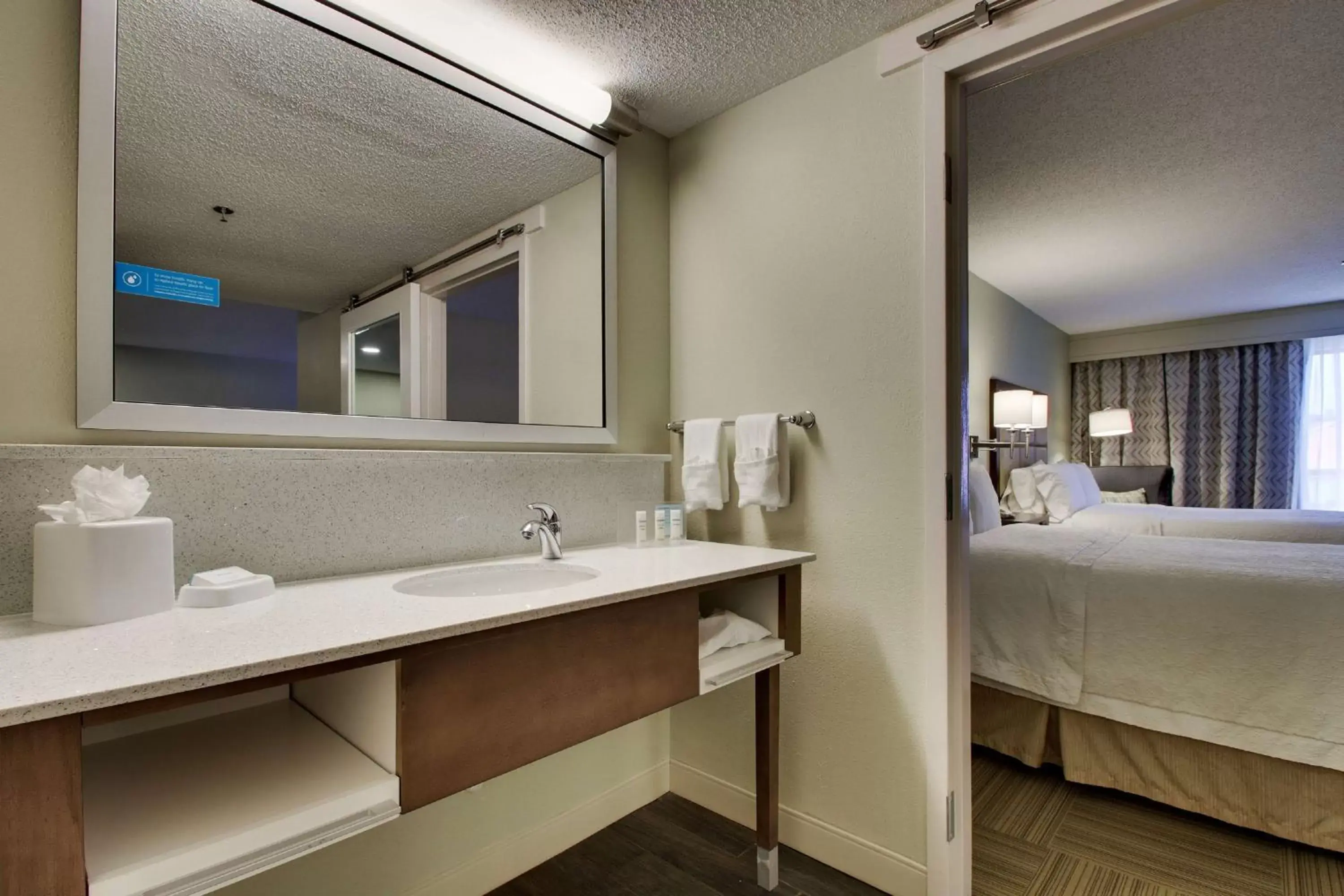 Bed, Bathroom in Hampton Inn Warner Robins