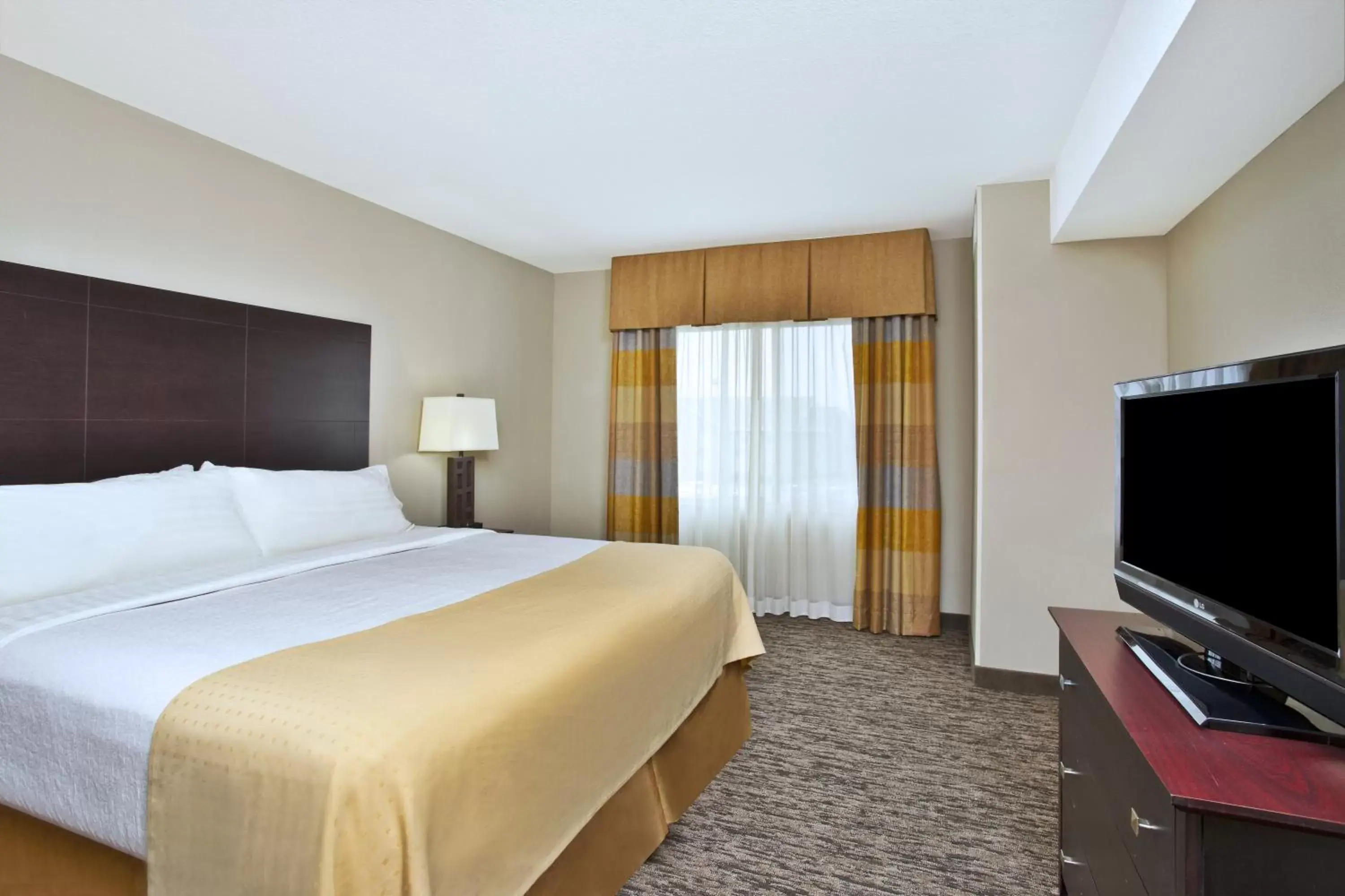 Photo of the whole room, Bed in Holiday Inn & Suites Green Bay Stadium, an IHG Hotel