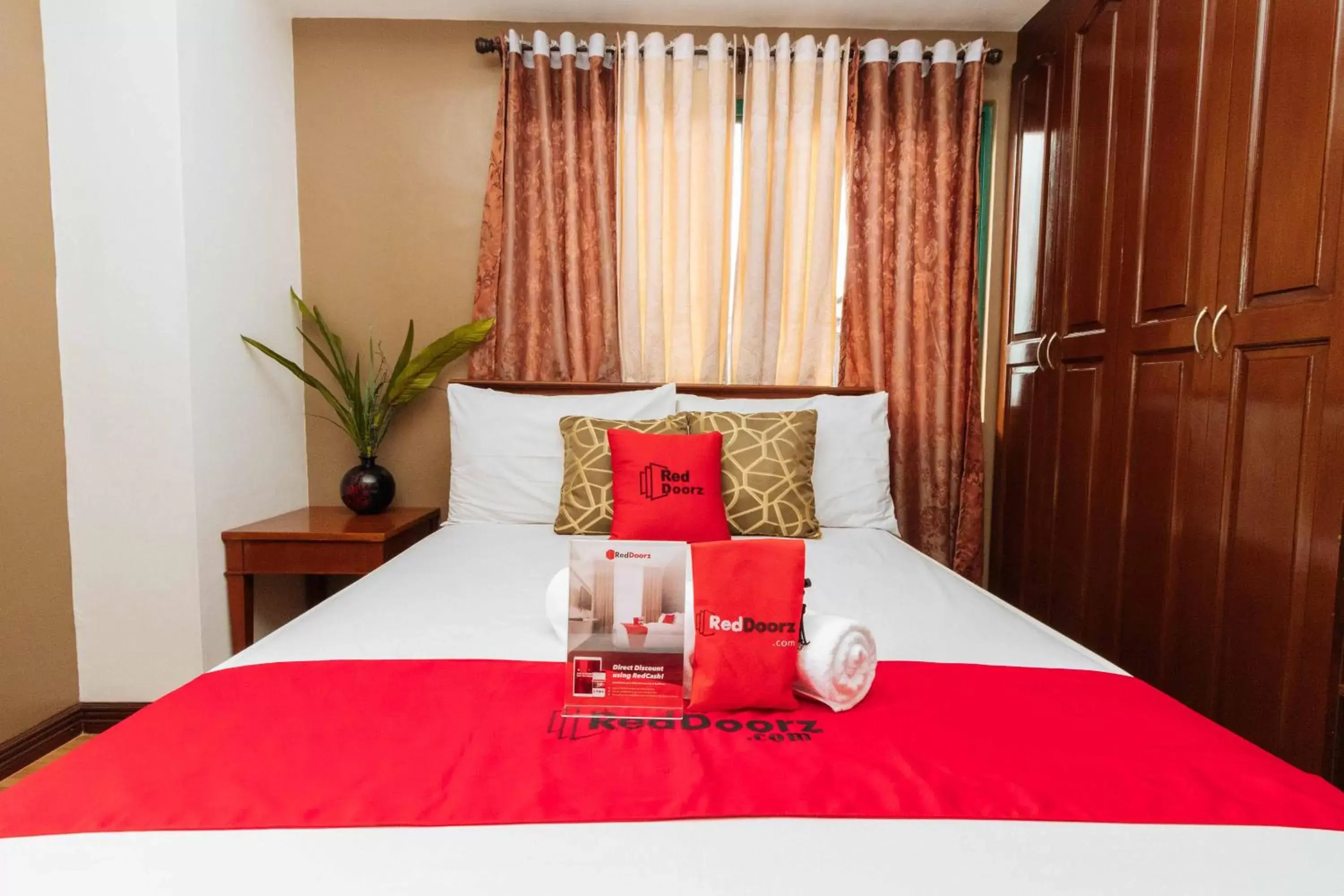 Photo of the whole room, Bed in RedDoorz @ Moonwalk Paranaque