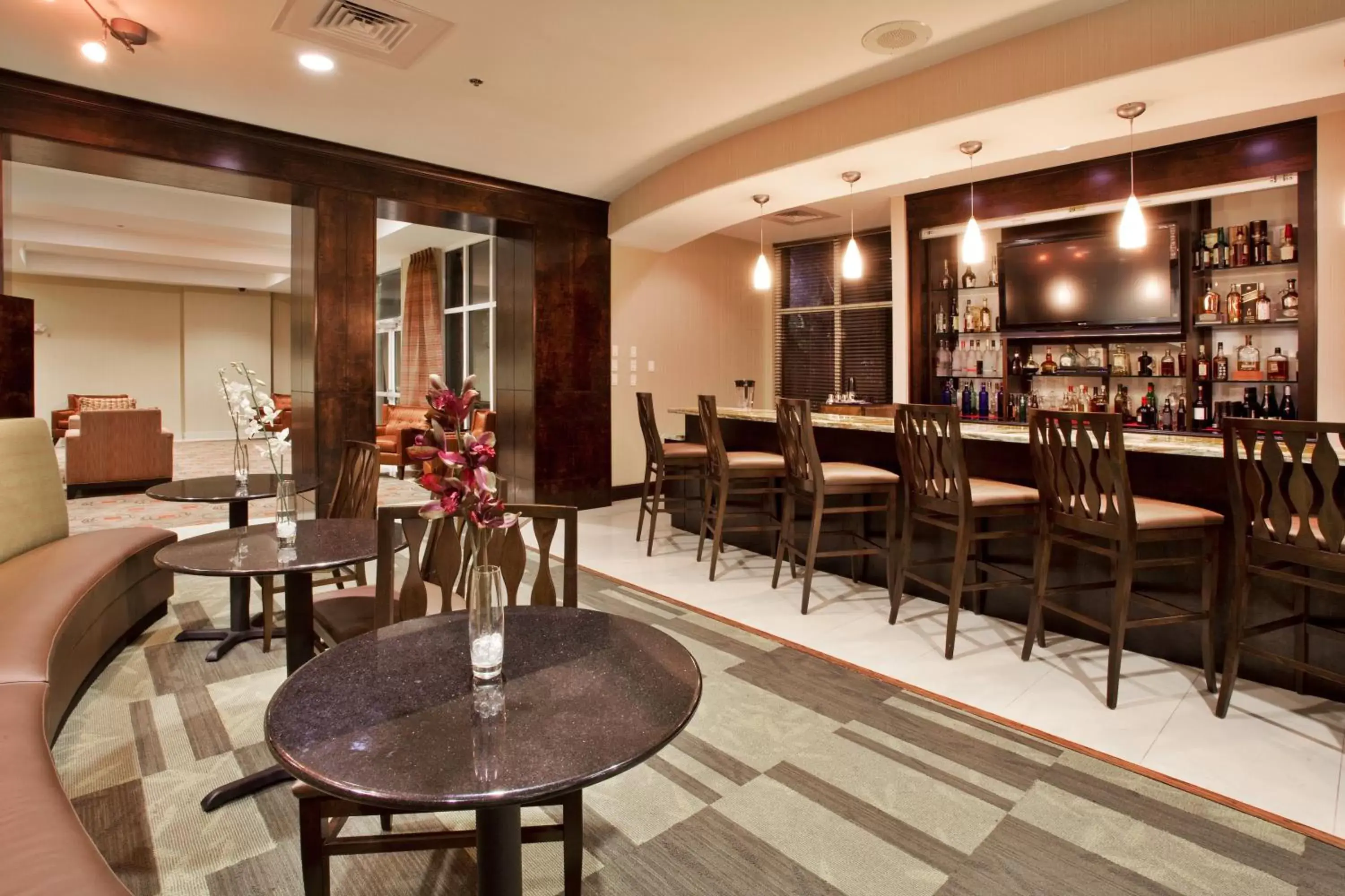 Lounge or bar, Restaurant/Places to Eat in Holiday Inn Daytona Beach LPGA Boulevard, an IHG Hotel